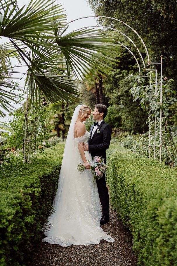 ritratti fotografici agli sposi nel giardino di Tenuta Frizzoni, location a bergamo
