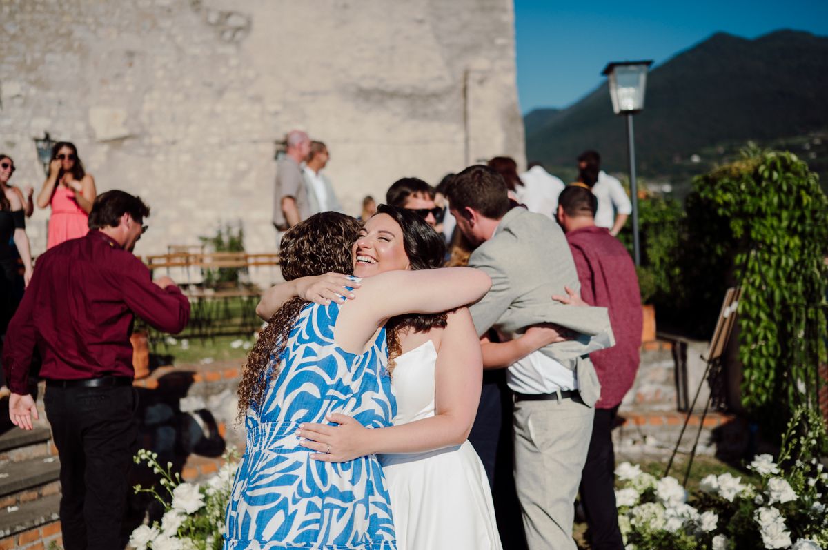 matrimonio a castello oldofredi  a monte isola saluto degli invitati agli sposi