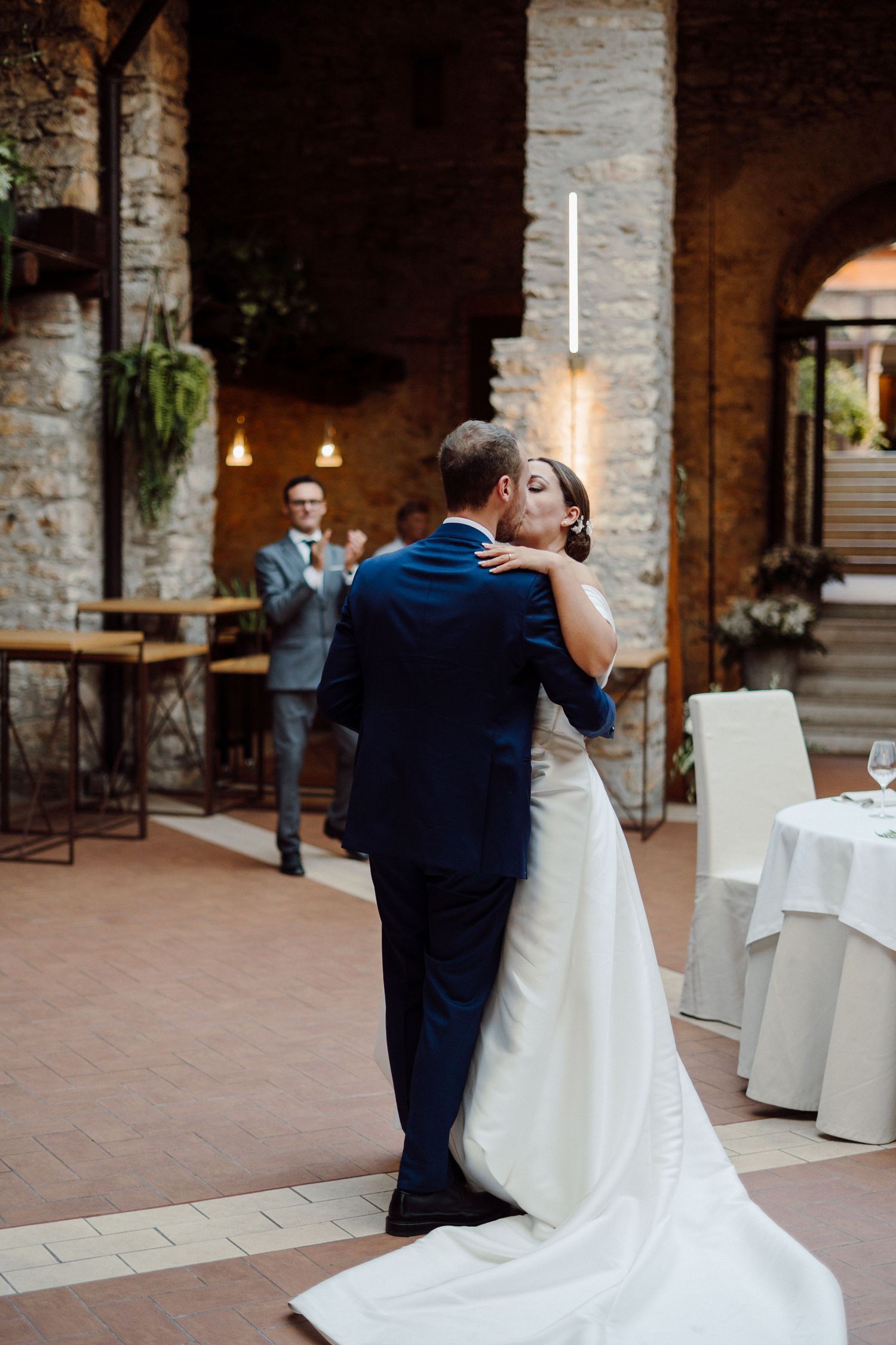 bacio sposi entrata in sala per la cena di matrimonio