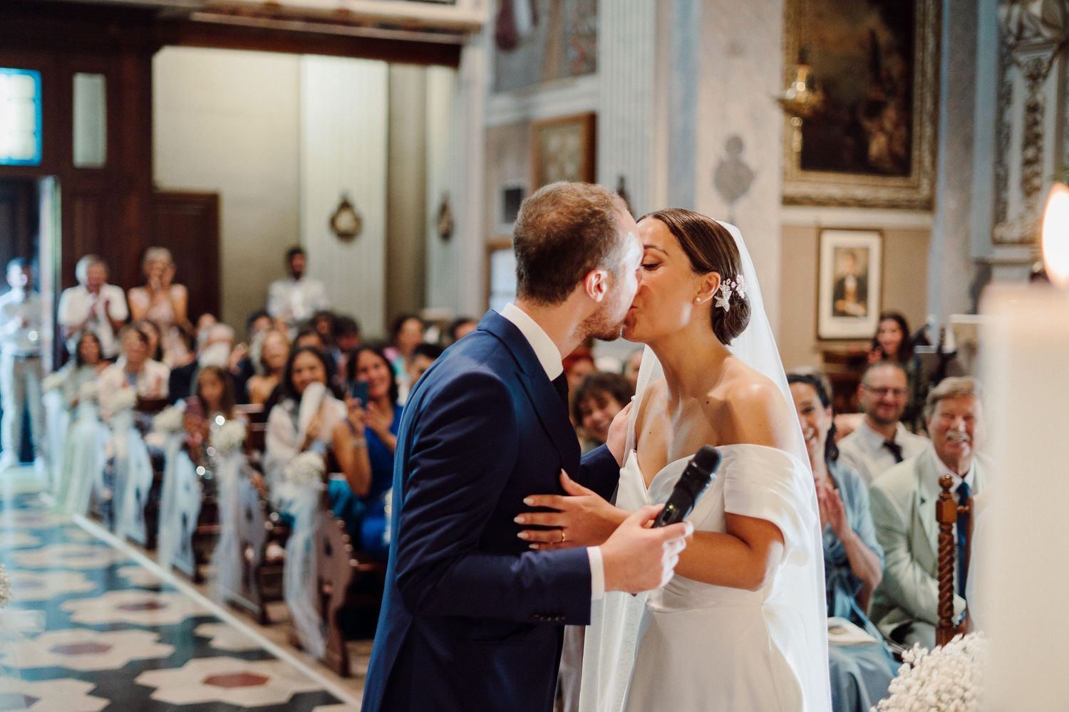 bacio sposi finita la lettura delle promesse in chiesa a Iseo