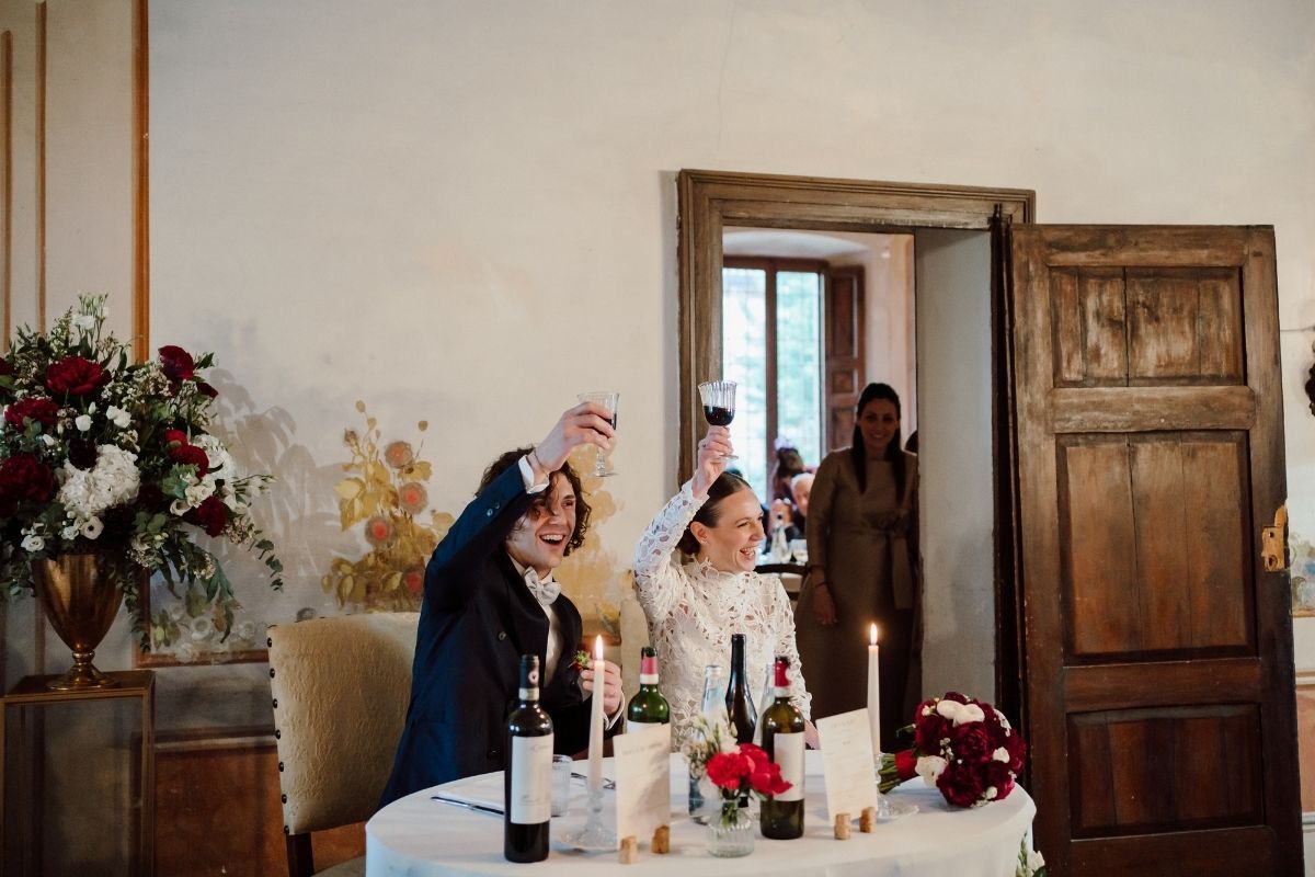 brindisi sposi durante la cena di matrimonio a cascina lago scuro