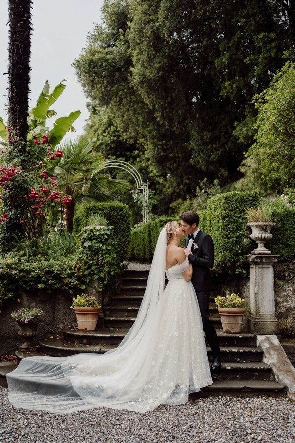 ritratti fotografici agli sposi nel giardino di Tenuta Frizzoni, location a bergamo