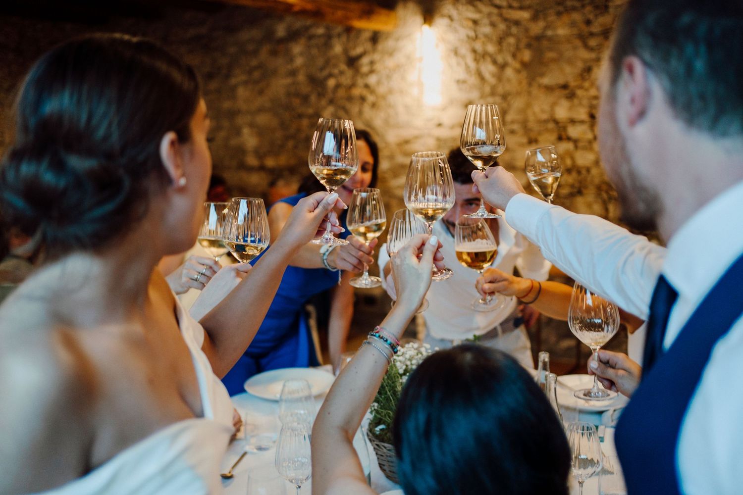 brindisi sposi con invitati durante la cena