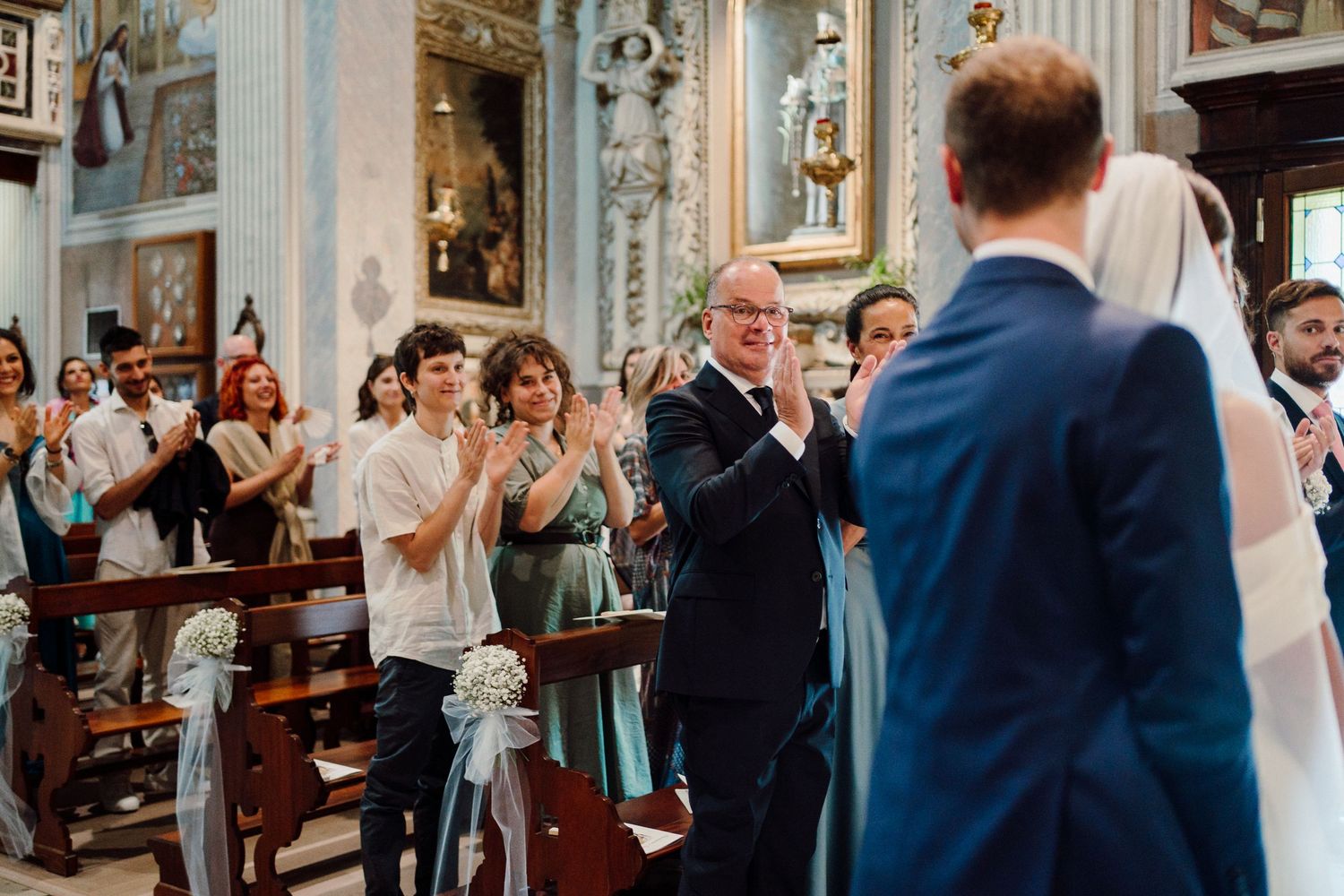 applausi invitati alla fine della cerimonia a Iseo