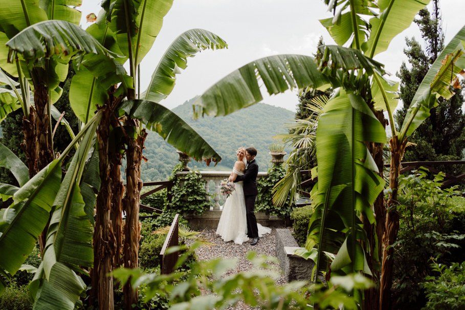 ritratti fotografici agli sposi nel giardino di Tenuta Frizzoni, location a bergamo