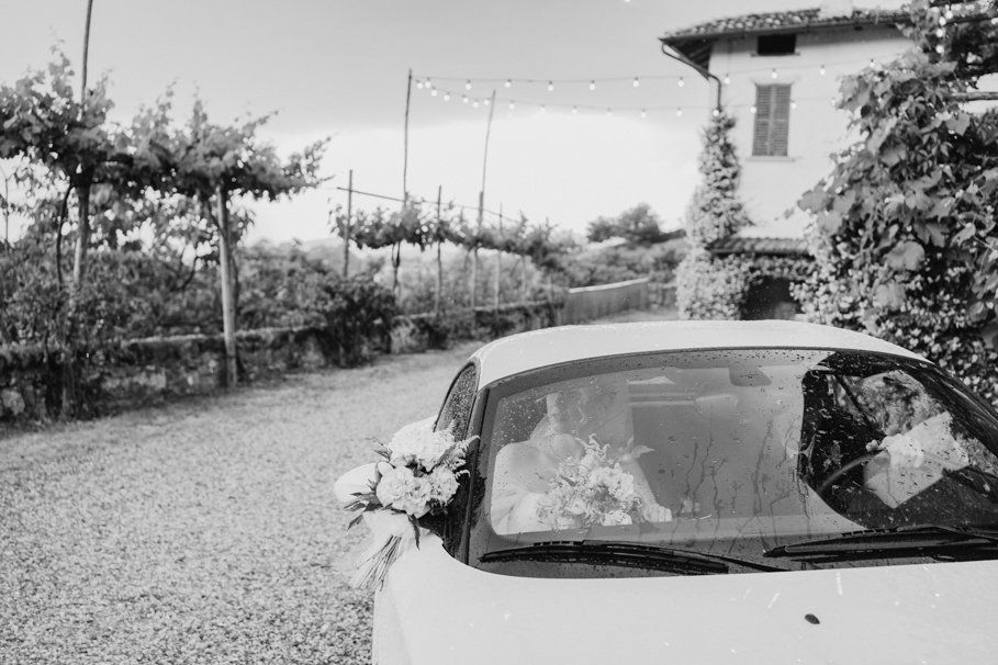 arrivo della sposa in location Tenuta Frizzoni con pioggia