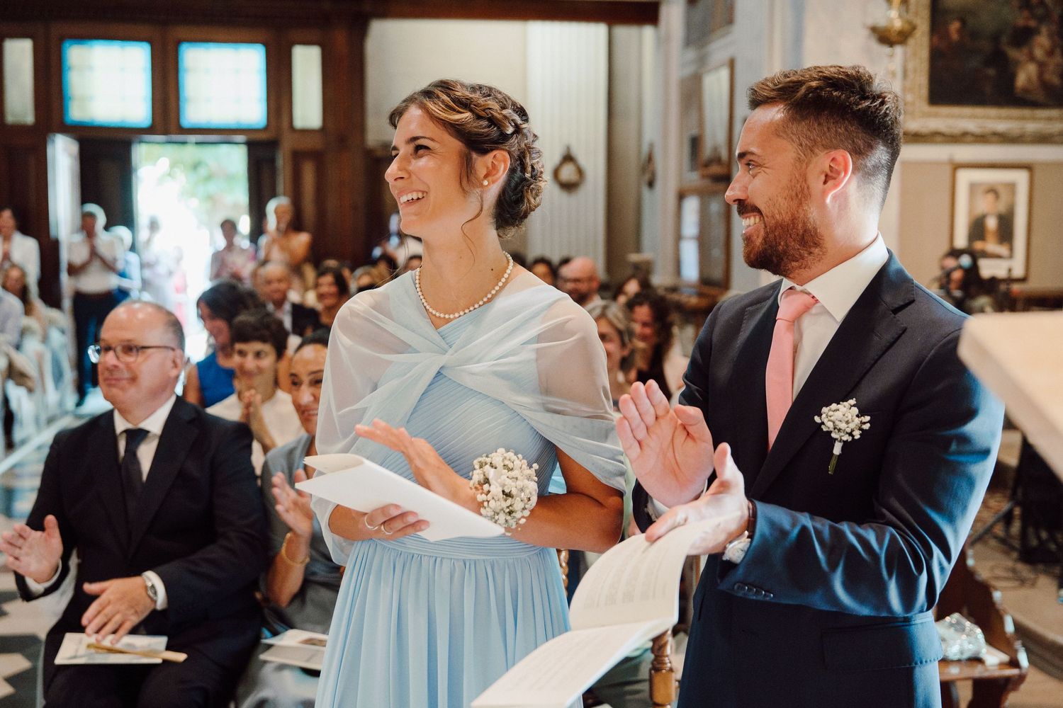 applausi degli invitati agli sposi dopo lo scambio degli anelli