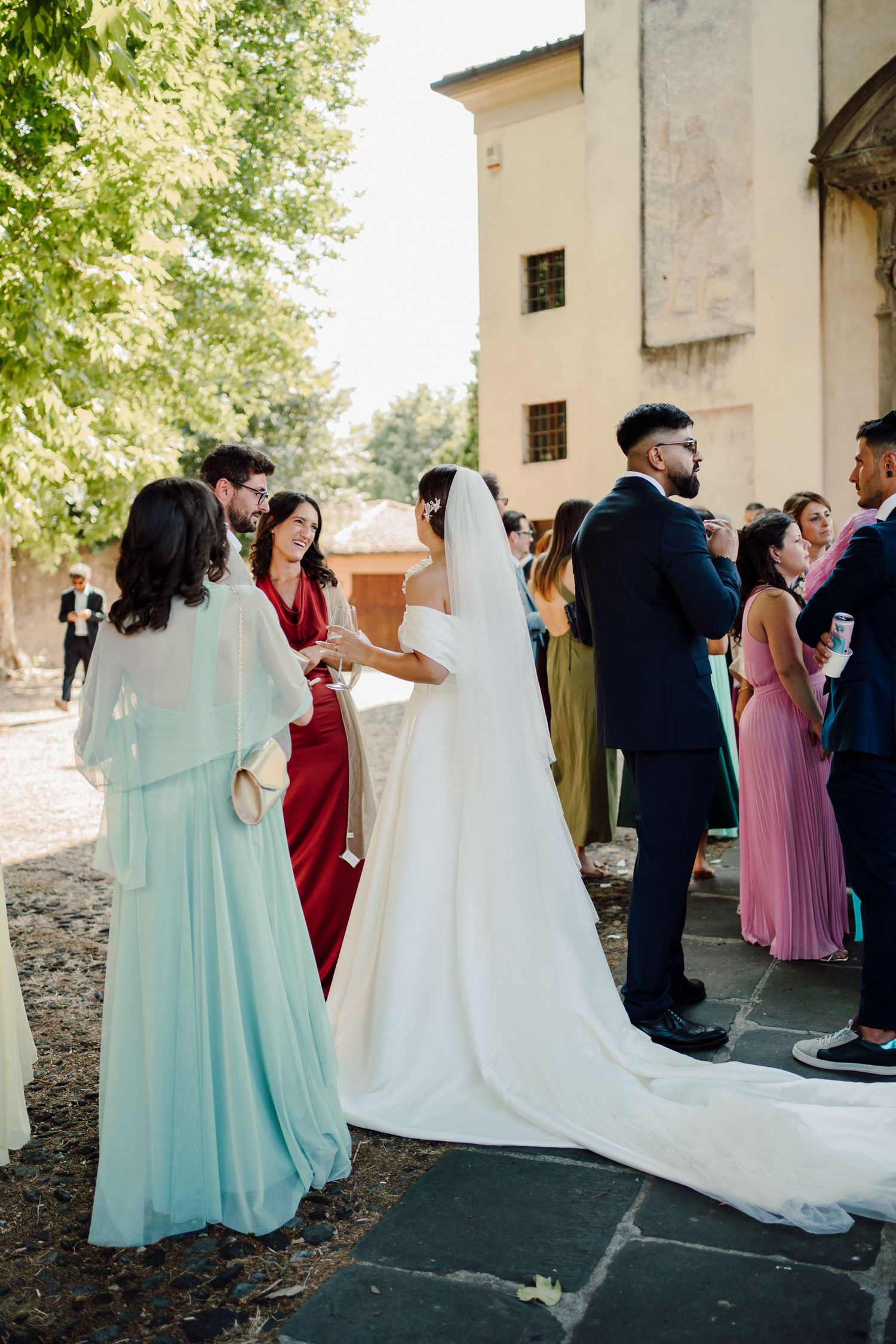 momento conviviale all'uscita della chiesa con invitati