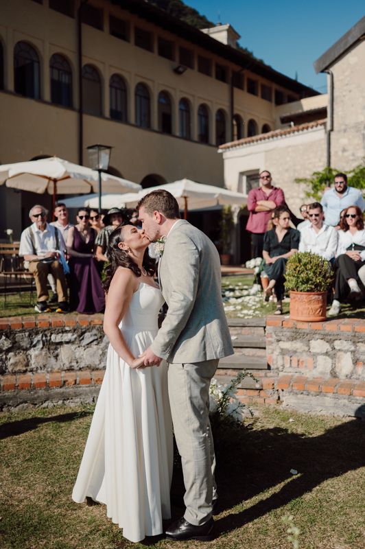 arrivo degli sposi alla cerimonia a castello oldofredi