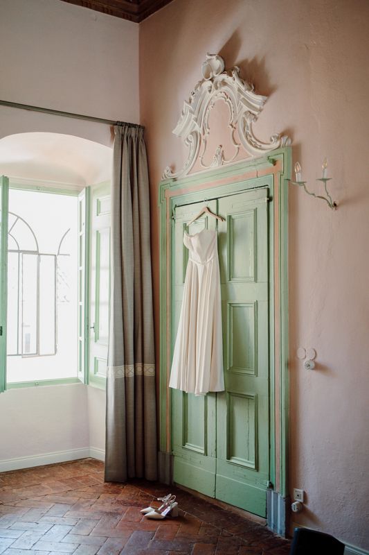 abito da sposa bianco con scarpe a castello oldofredi