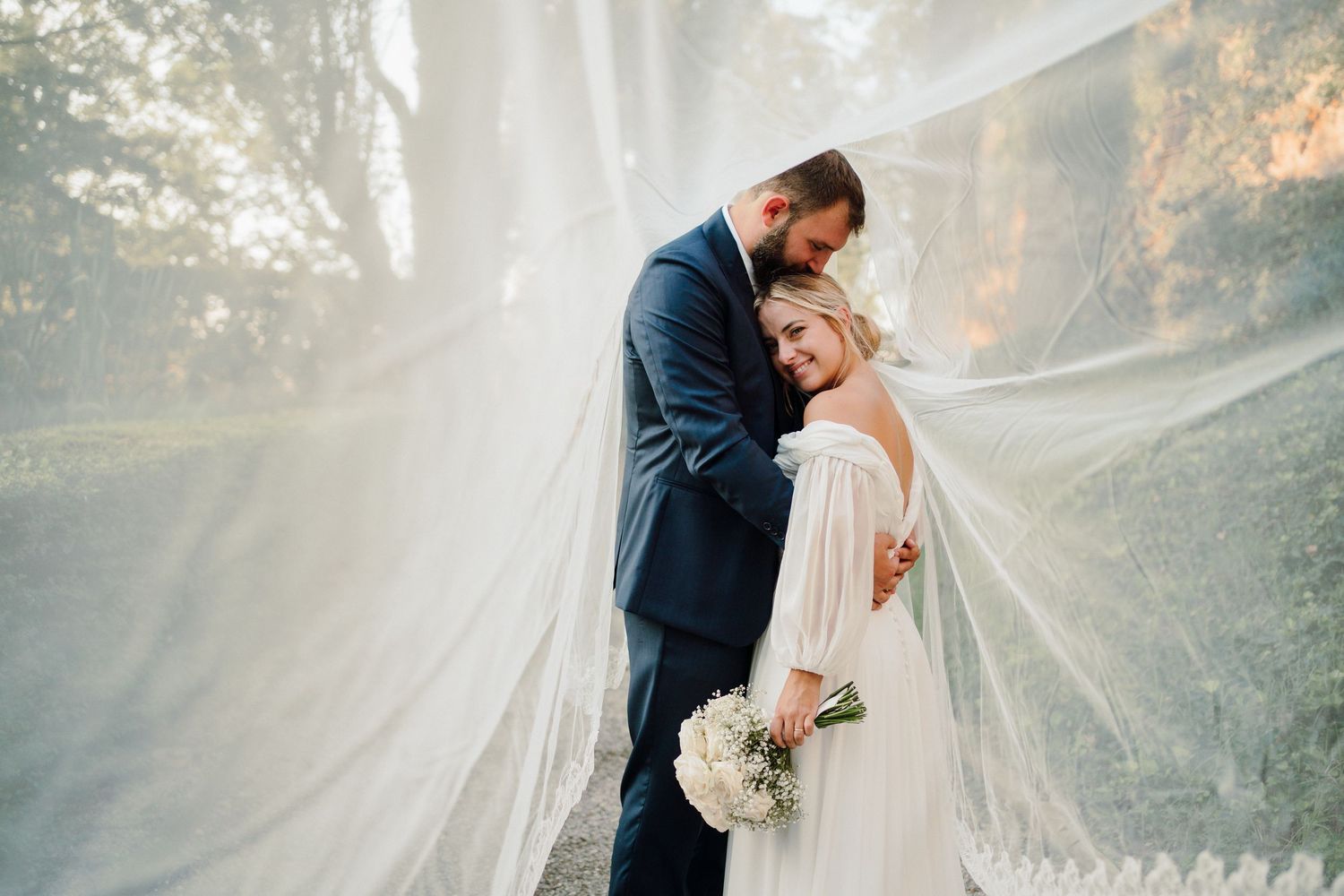 Ritratto fotografico sposi nel giardino di villa affaticati location matrimoni a cremona