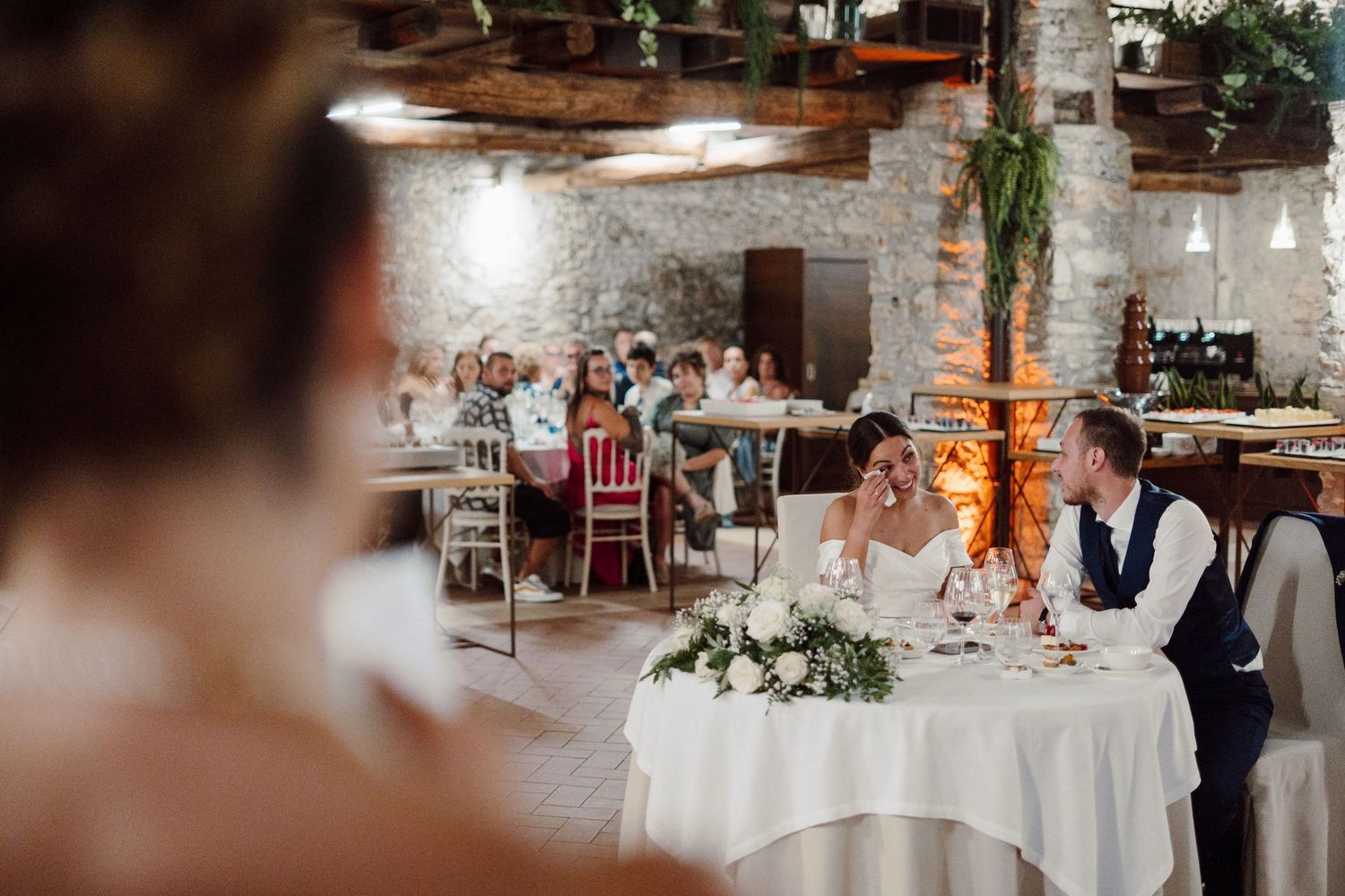 Emozione sposa mentre la sua testimone legge una lettera
