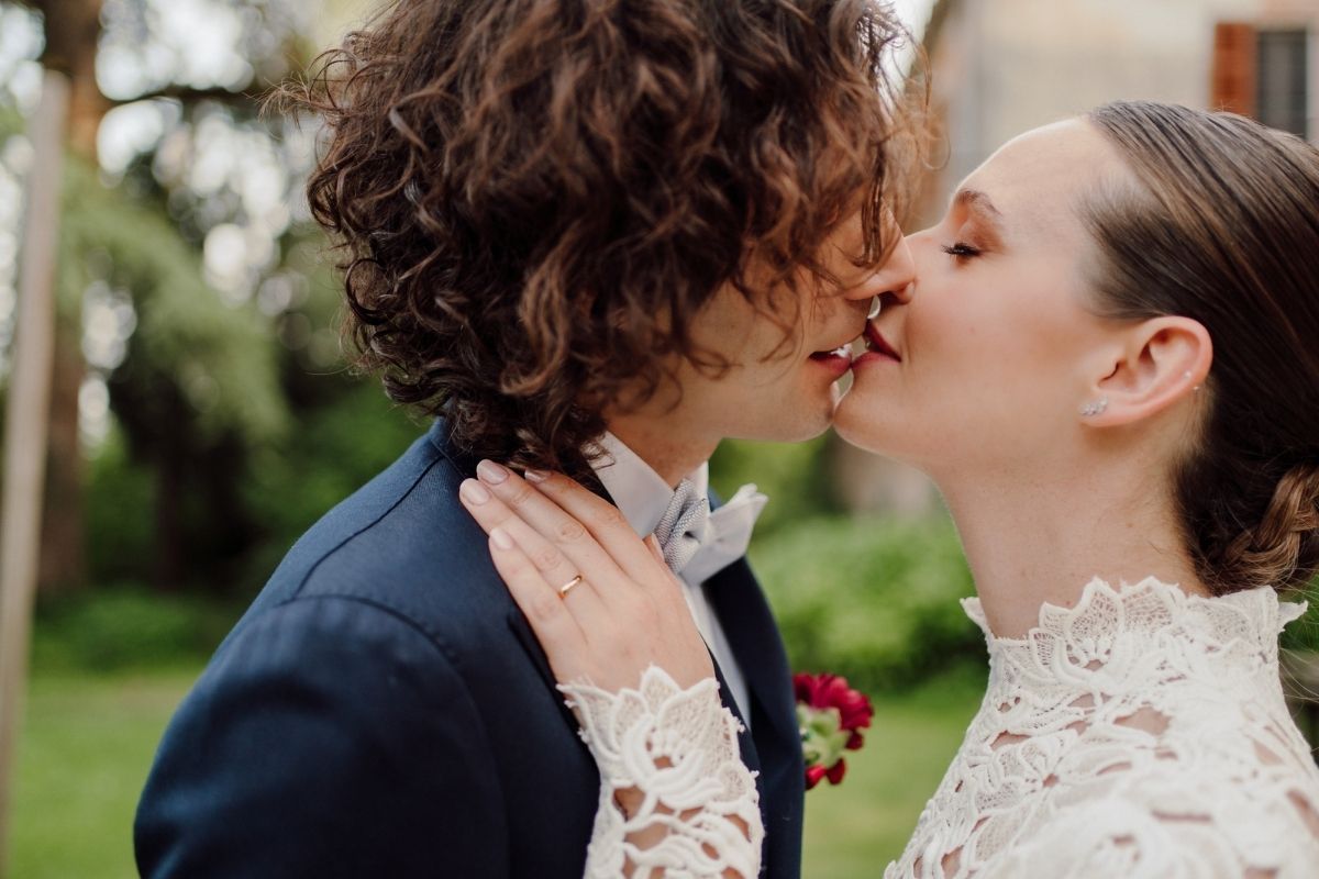 ritratto di matrimonio agli sposi in location a cascina lago scuro