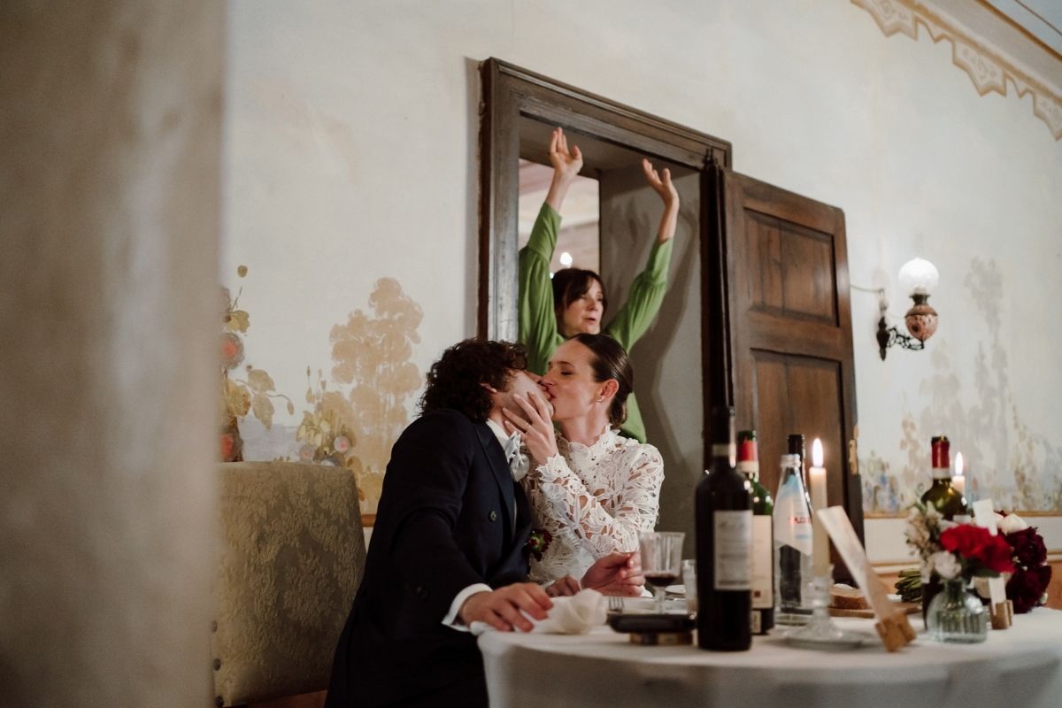 bacio sposi durante la cena di matrimonio a cascina lago scuro