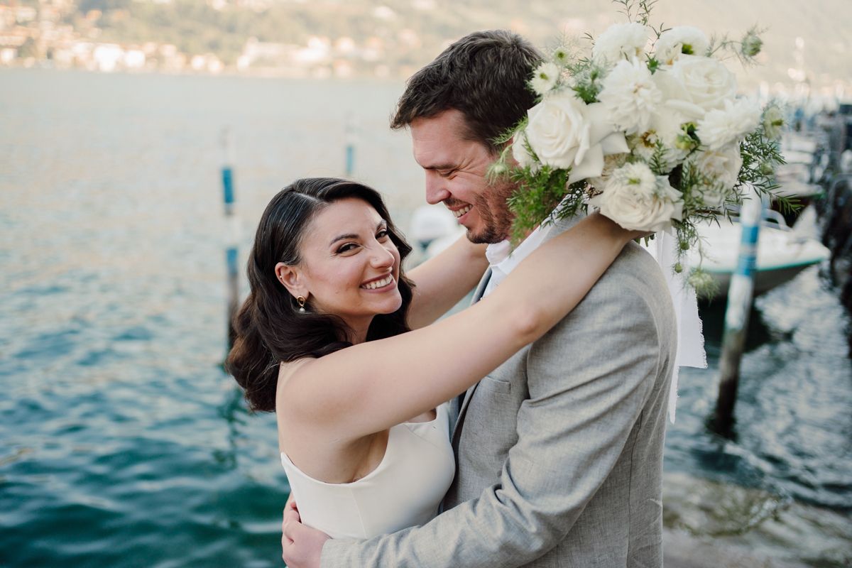ritratto di matrimonio lungo lago a monte isola durante il tramonto
