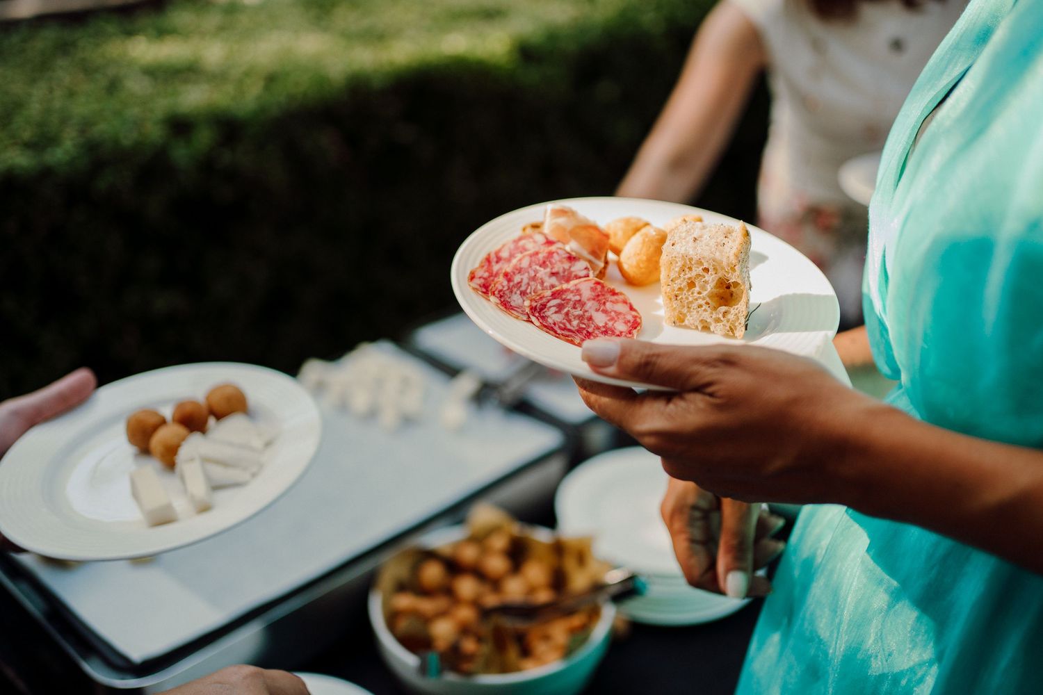 aperitivo invitati durante il ricevimento di matrimonio al Carlo magno