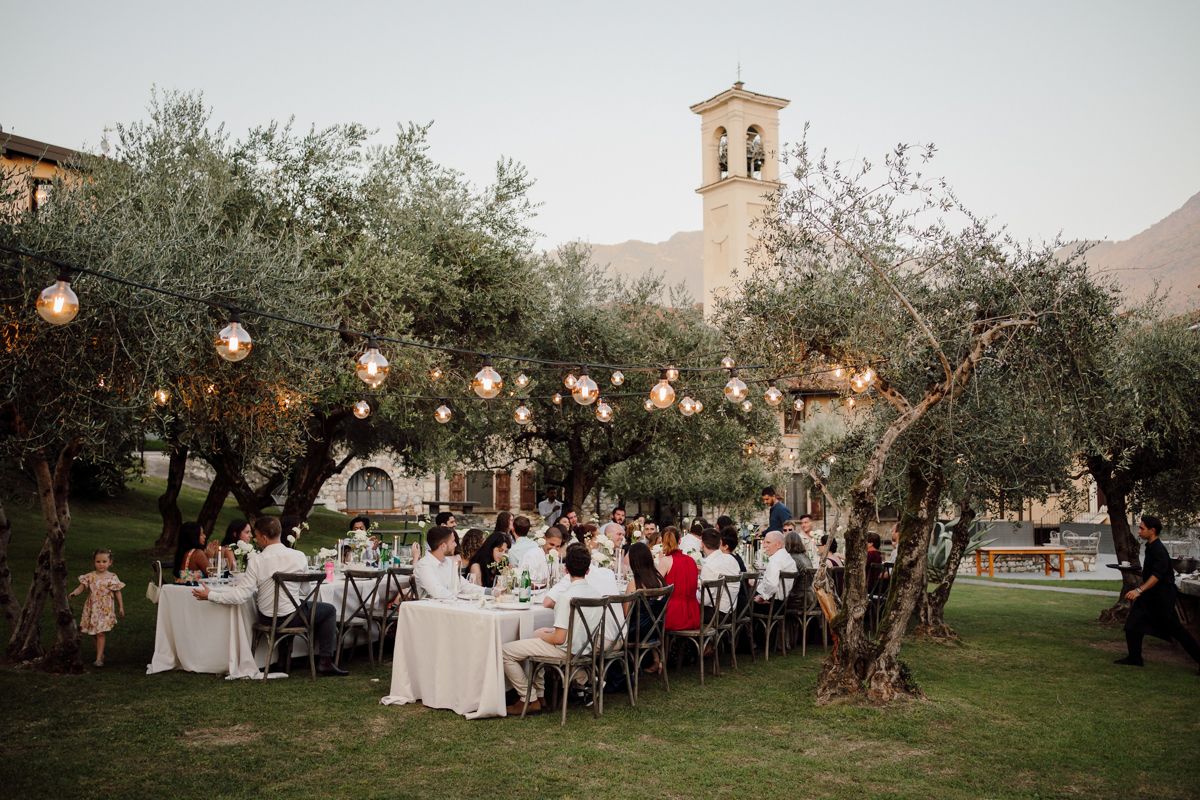 cena di matrimonio in esterna collocata nel giardino di castello oldofredi con tramonto e luci soffuse