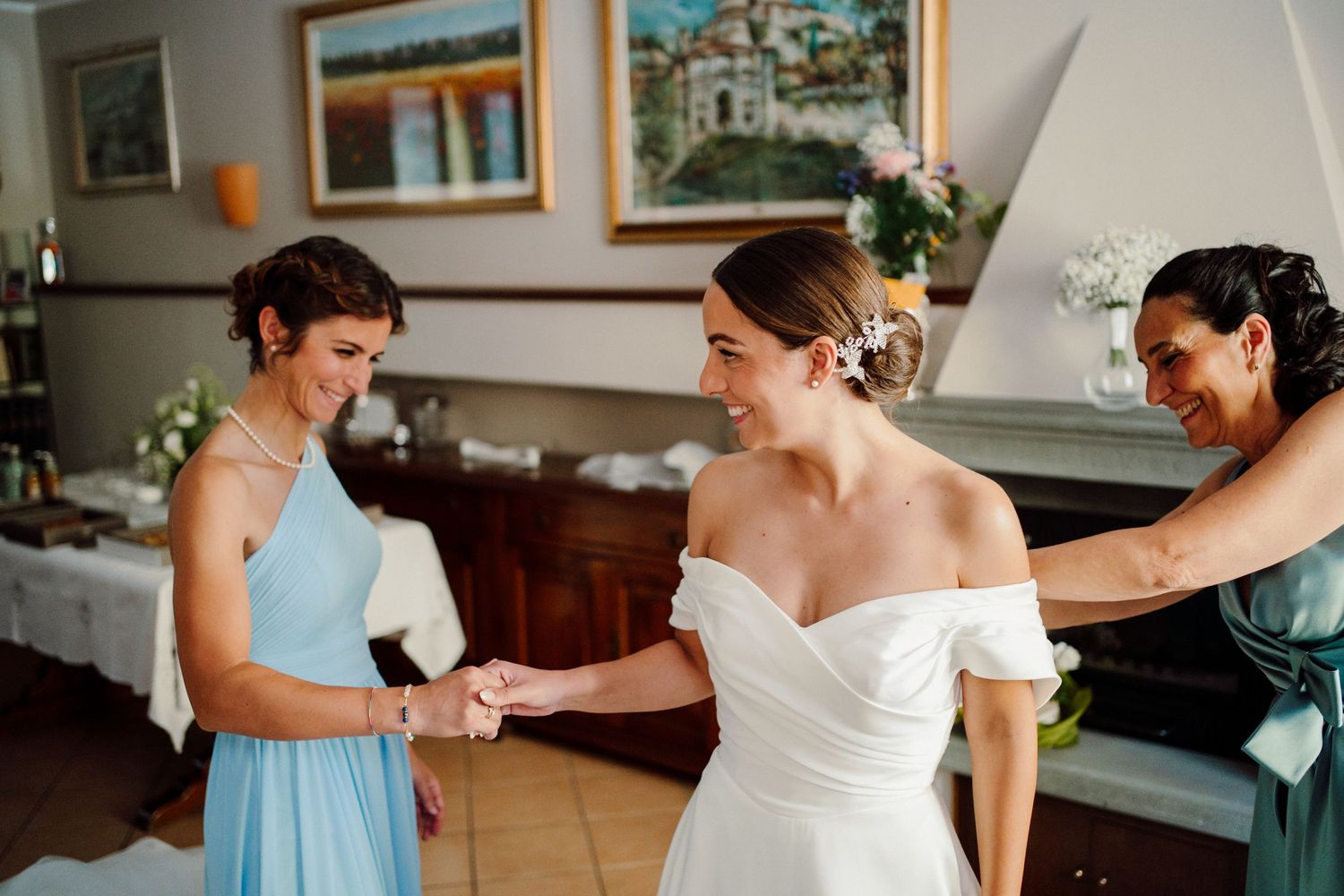 preparazione sposa con mamma e testimone