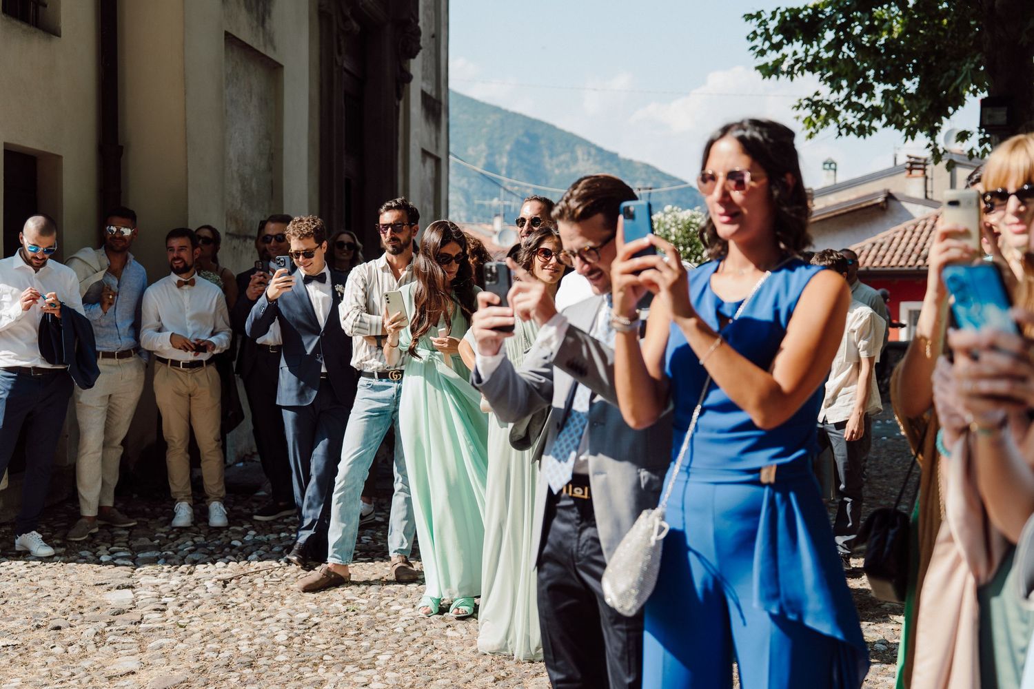invitati all'uscita degli sposi