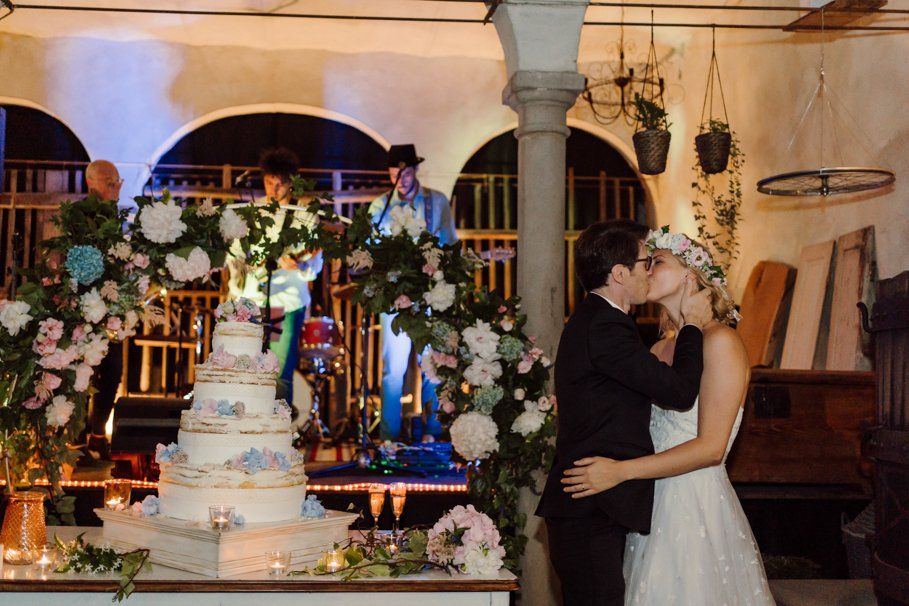 bacio sposi al taglio torta nella tignaia di Tenuta Frizzoni location di matrimonio a torre de roveri a Bergamo