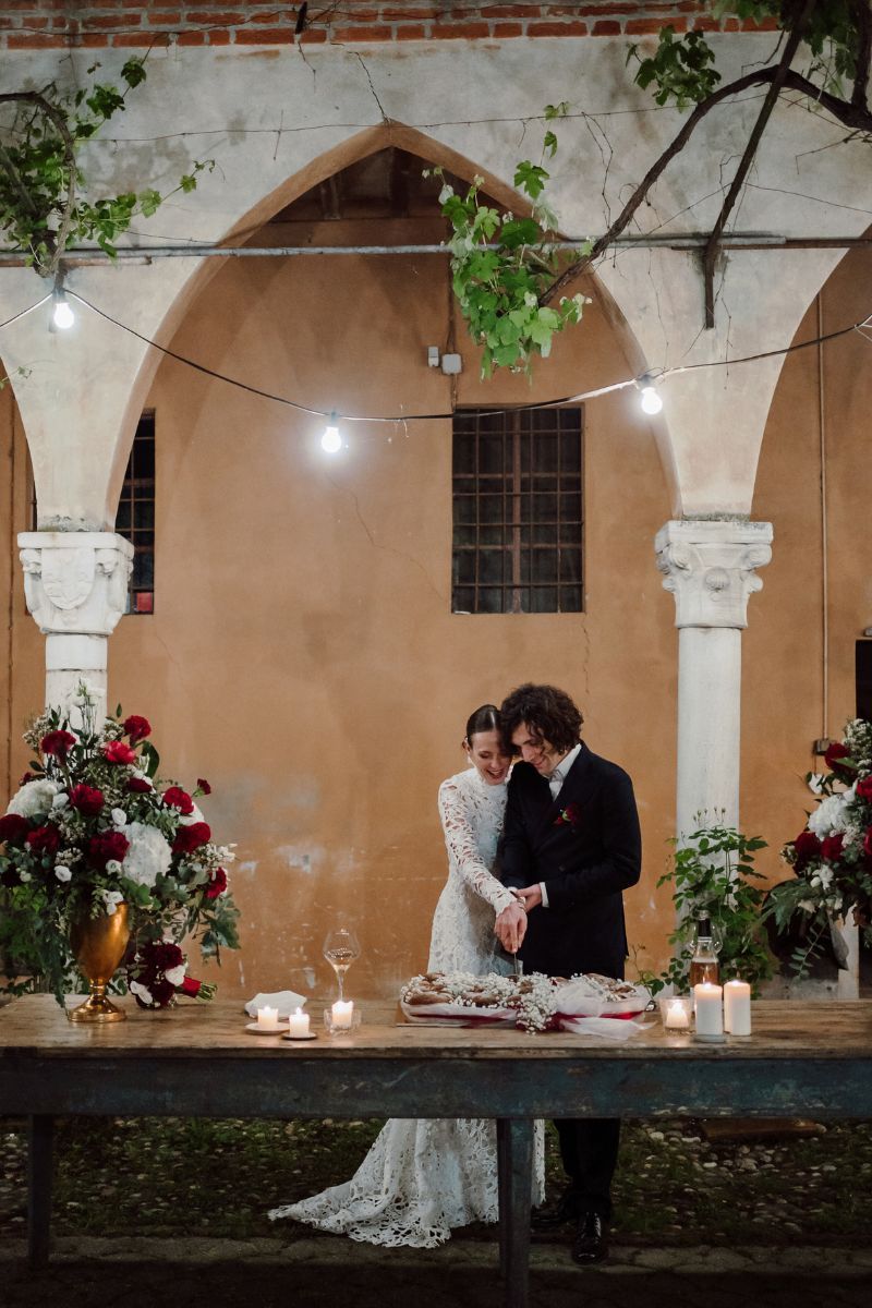 taglio torta nuziale a cascina lago scuro