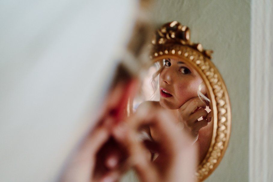 dettaglio preparativi della sposa in location a Tenuta Frizzoni mentre indossa orecchini di Cartier