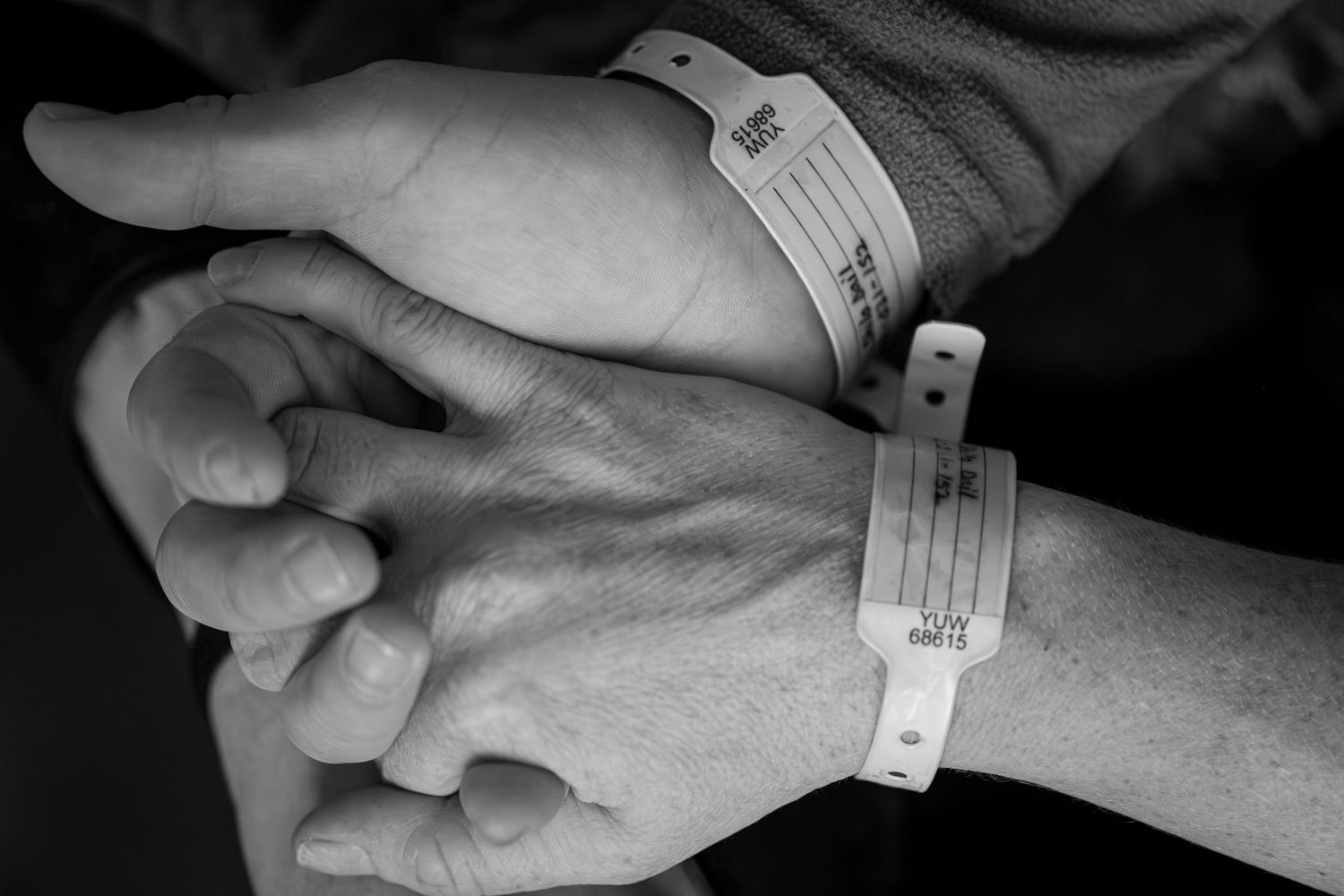 mom and dad hands in black and white during fresh 48 session in Kingston, Ontario | Yesterday's Focus