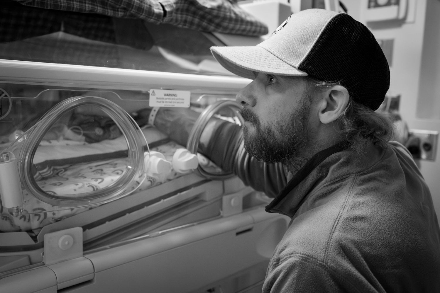 daddy in nicu in black and white during fresh 48 session in Kingston Ontario | Yesterday's Focus