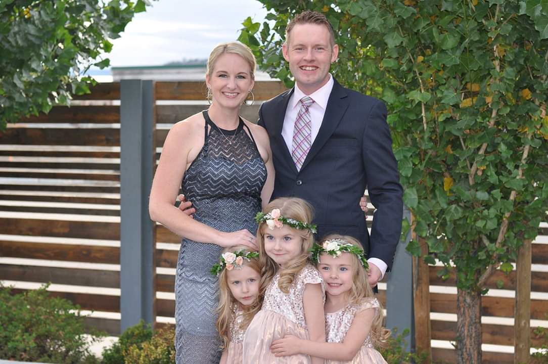 family posing in Kamloops British Columbia | Mandy Wright