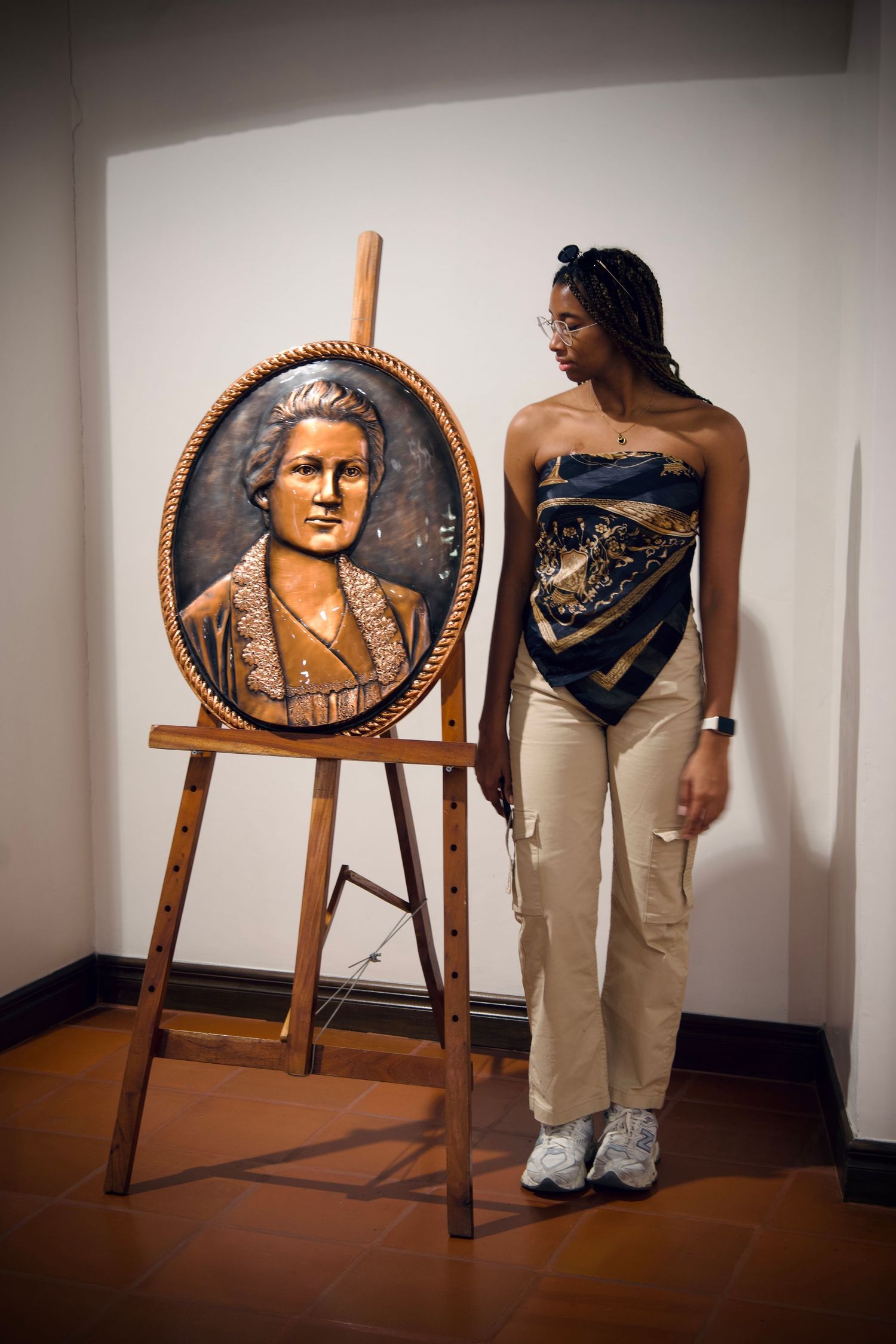 Retrato tomado en el paraninfo universitario Tegucigalpa M.D.C Honduras a Saira Cacho entre piezas de arte de exposición de museo.

By. Jese