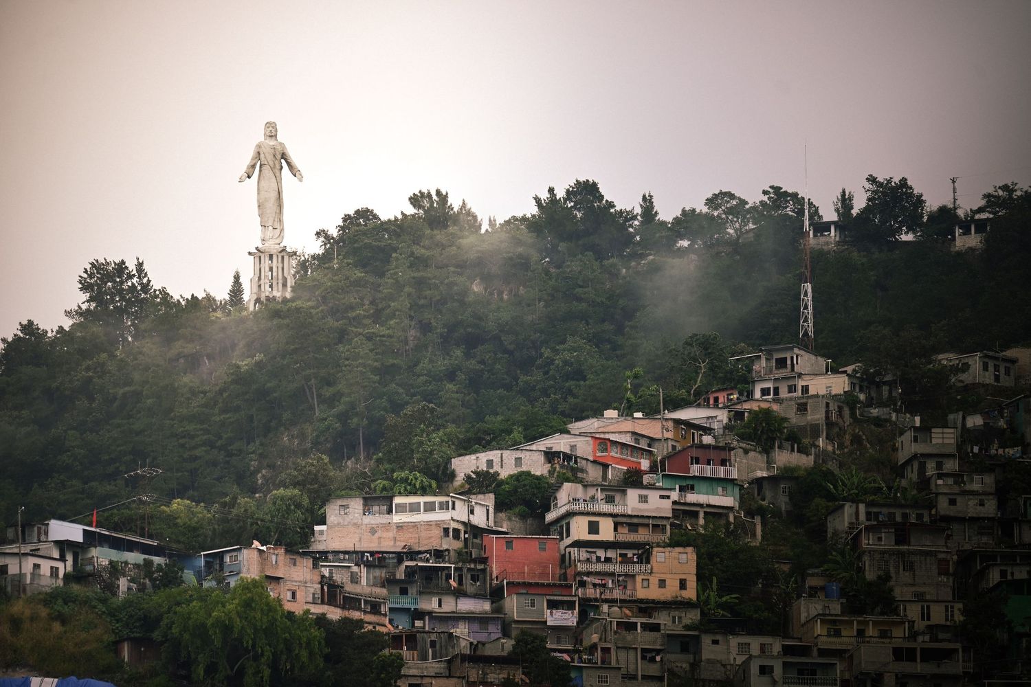 Paisaje cultural a la puertas que muestra estatua del cristo del picacho en Tegucigalpa M.D.C  Honduras. 

By. Jeser Galo