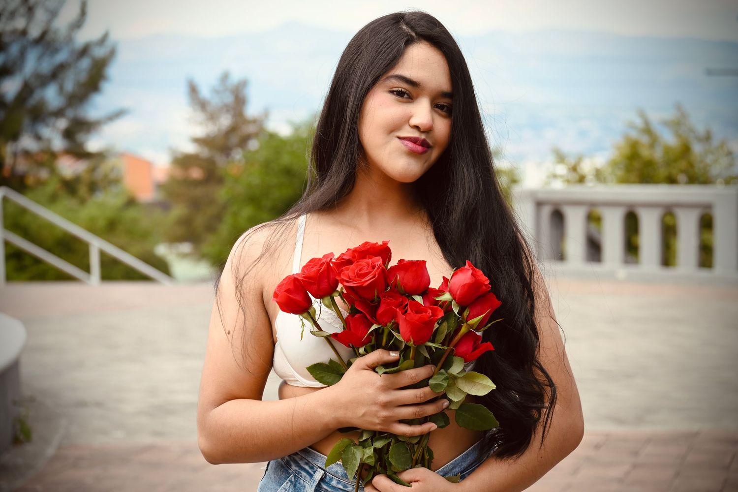 Retrato artistico tomado en la Basílica de Suyapa M.D.C Tegucigalpa Honduras protagonizada por un hermosa mujer joven y sus rosas.

By. Jese