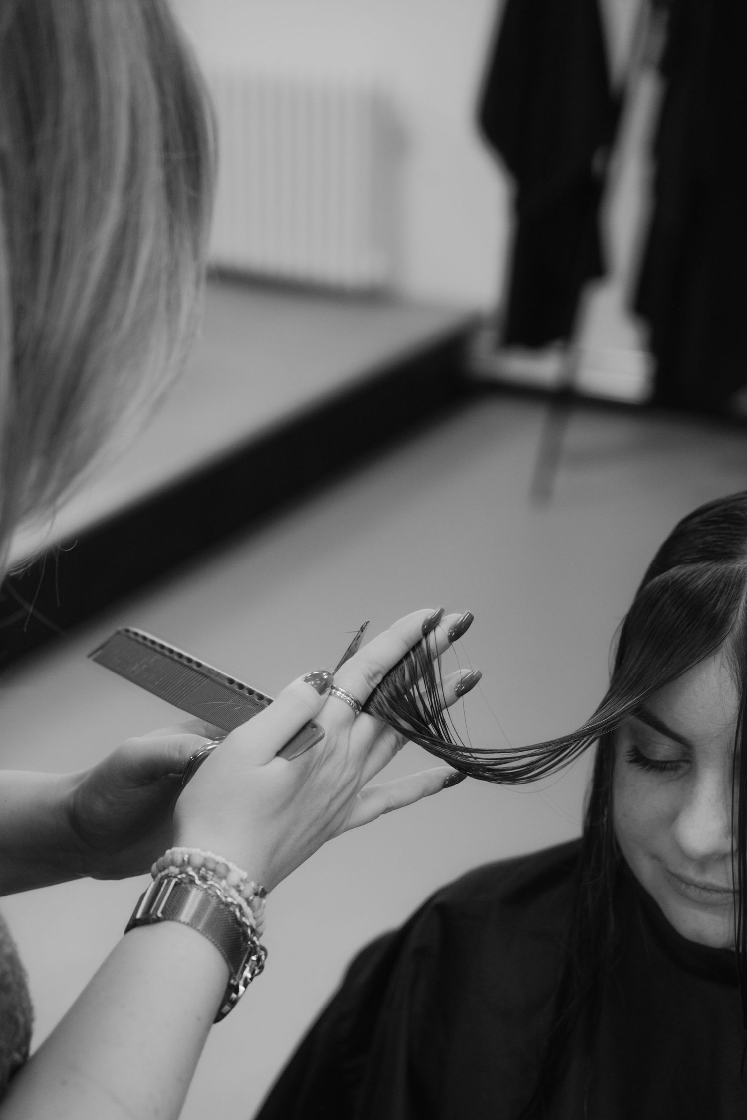 Frau beim Haare schneiden, entstanden aus einer Business Reportage
