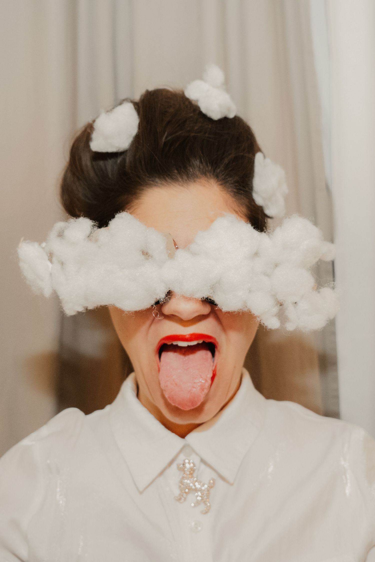 Kreatives Portrait einer Frau mit verspieltem Styling und surrealen Wolkenelementen. Moderne Inszenierung mit Humor, Individualität .