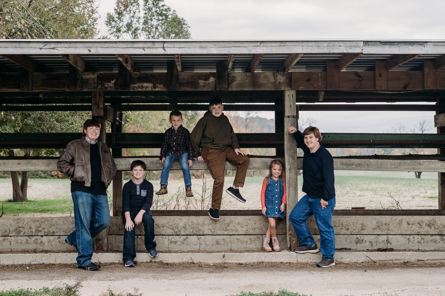 Extended family photos captured by ninefifteenphoto in West Point KY, featuring natural outdoor portraits, group poses, and fun.