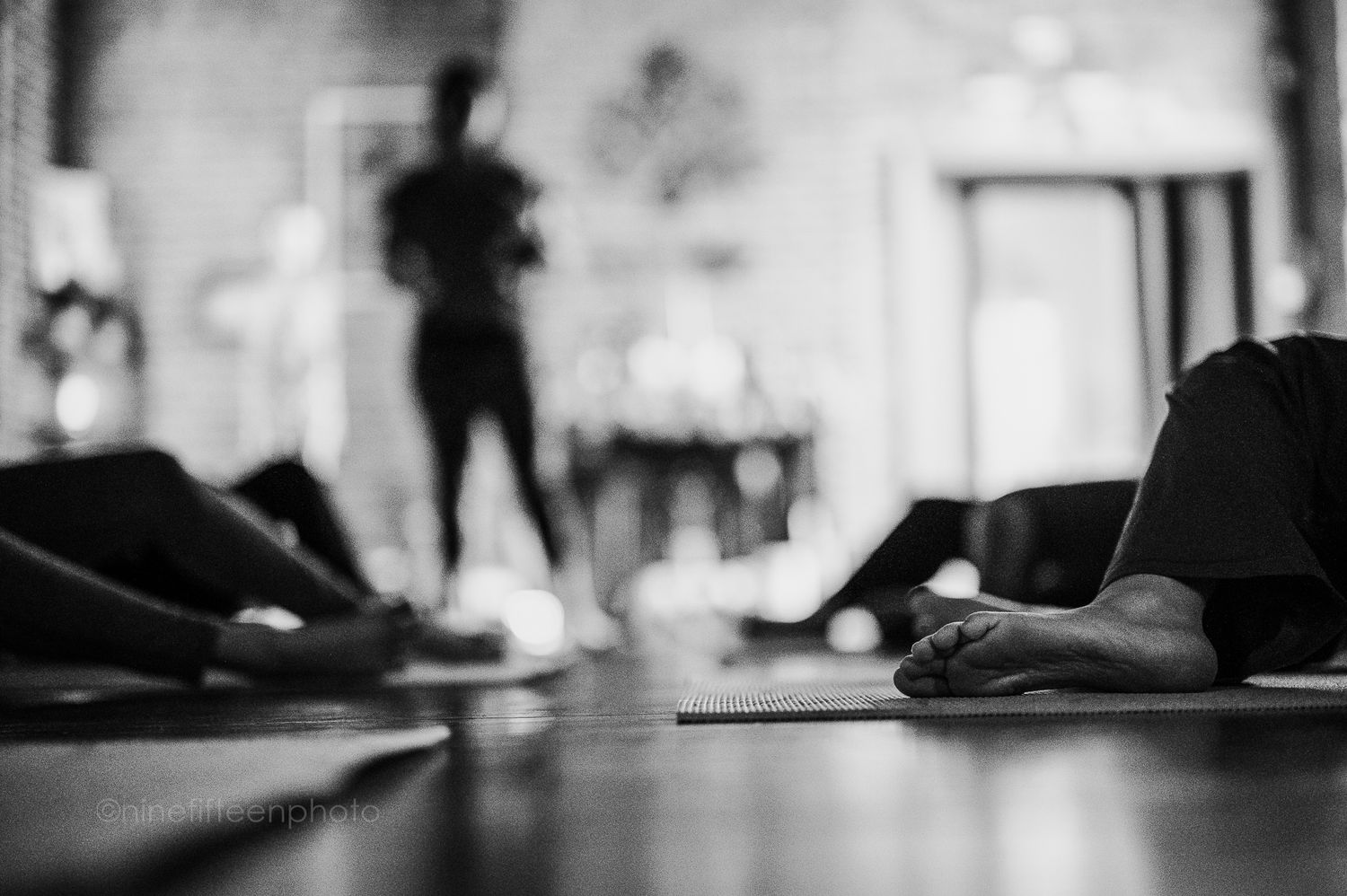 Black and white yoga class photo in studio, ninefifteenphoto Meade County KY branding photographer for small businesses.