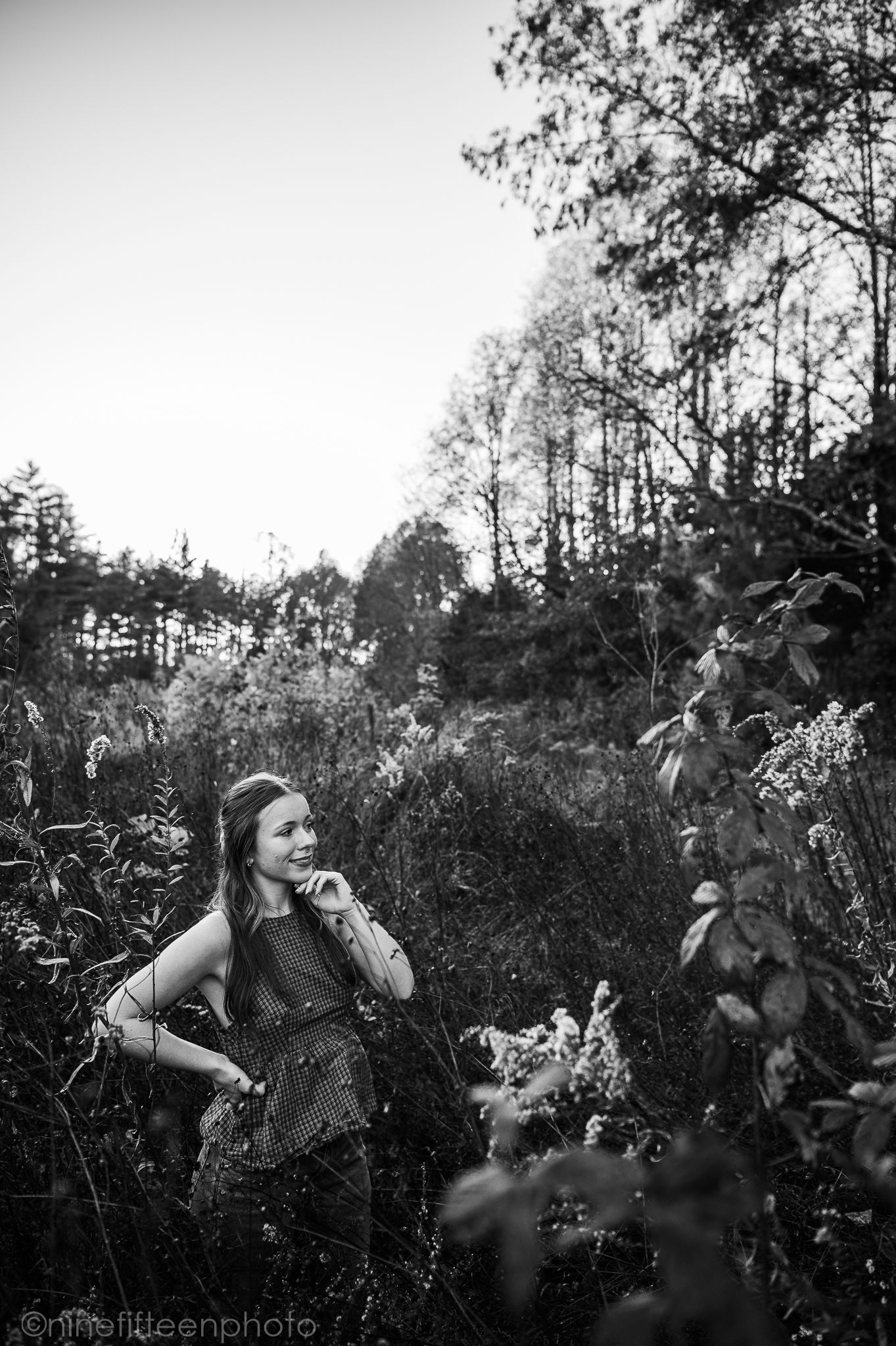 Fall senior photos of a high school girl captured by ninefifteenphoto in Brandenburg KY, featuring golden light, colorful leaves.