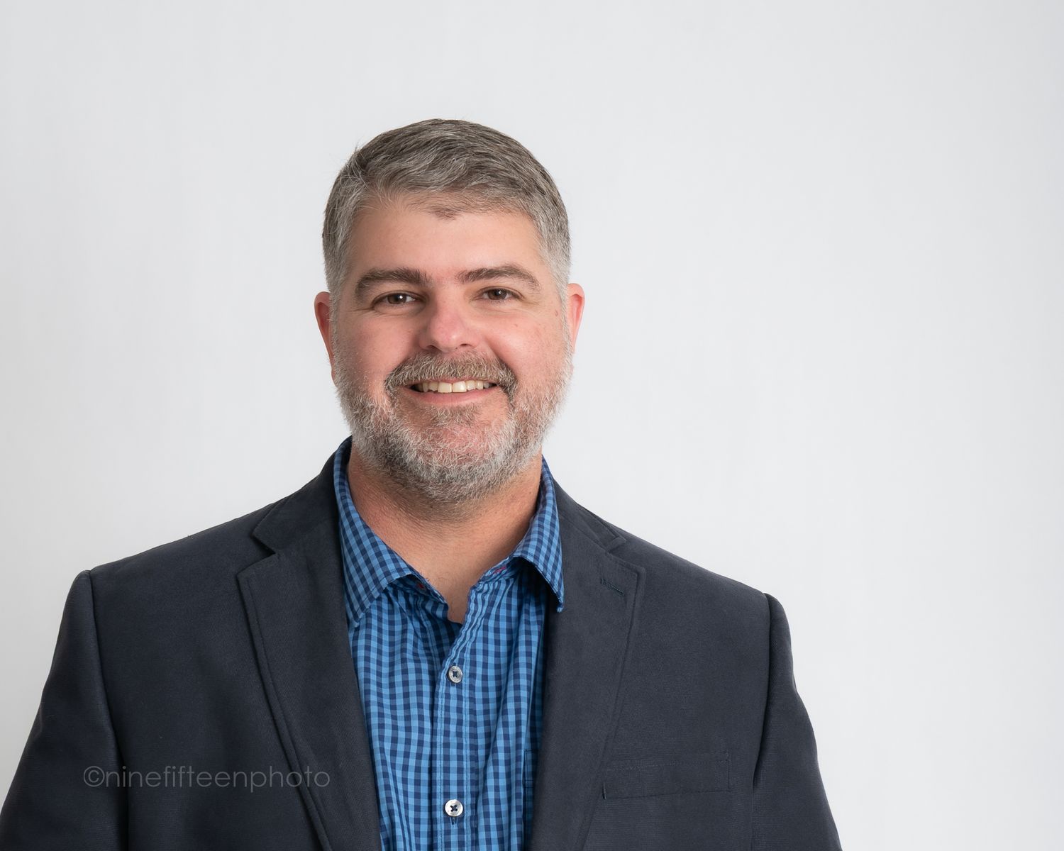 Studio headshot of man in blazer on light background, ninefifteenphoto Meade County KY corporate headshot photographer.