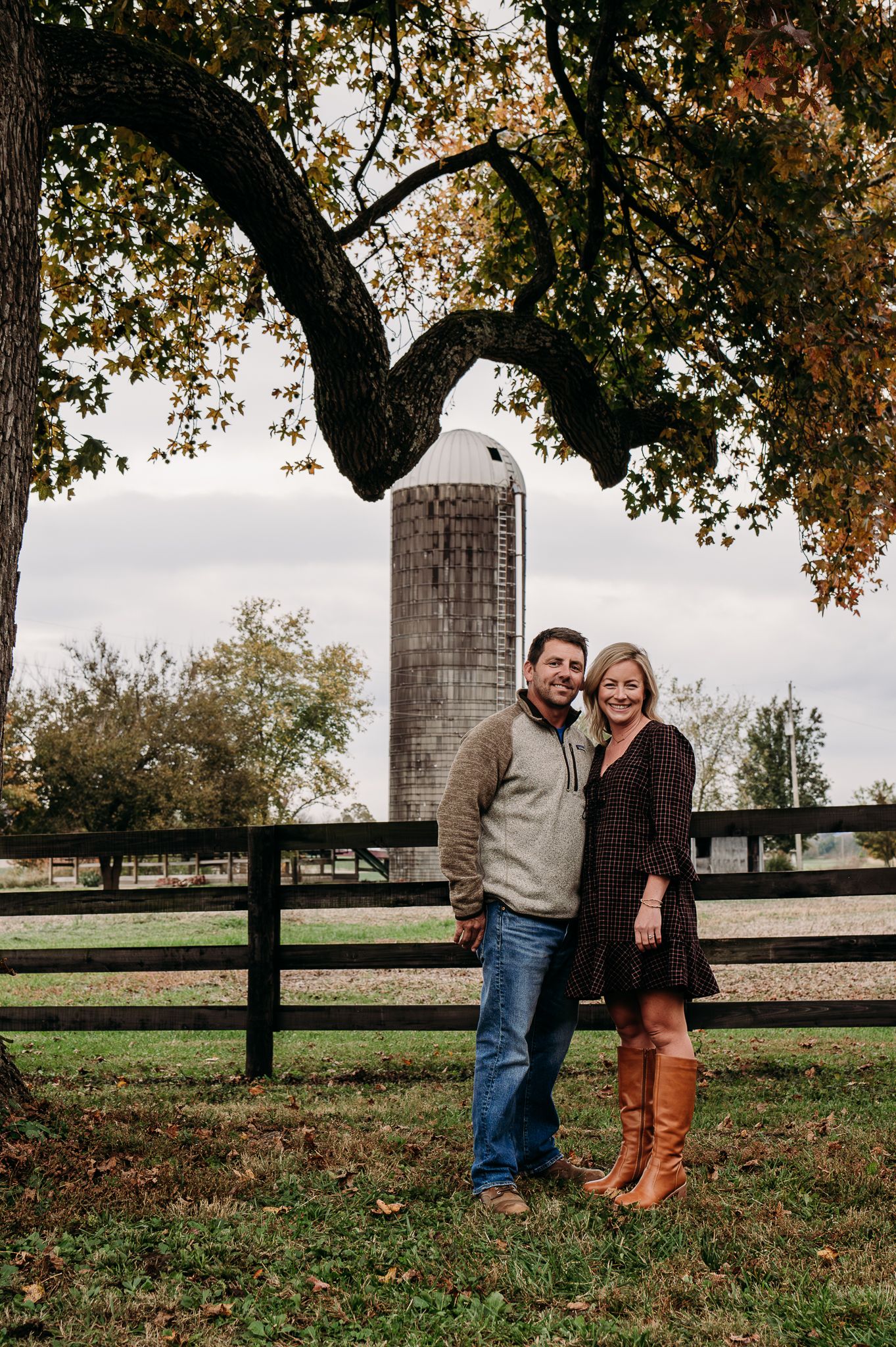 Extended family photos captured by ninefifteenphoto in West Point KY, featuring natural outdoor portraits, group poses, and fun.