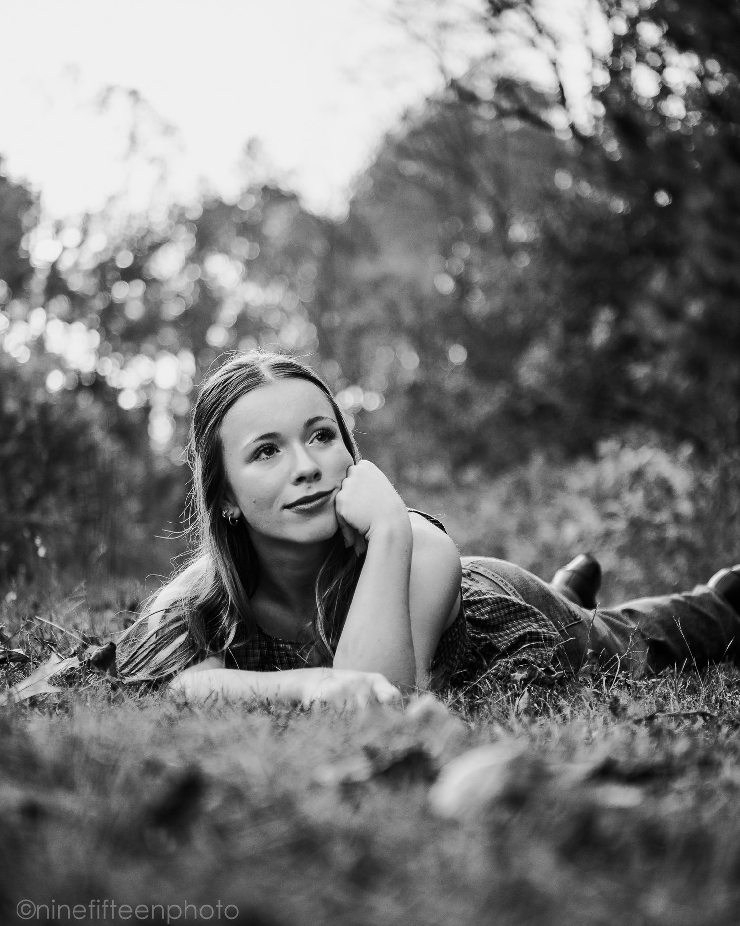Fall senior photos of a high school girl captured by ninefifteenphoto in Brandenburg KY, featuring golden light, colorful leaves.