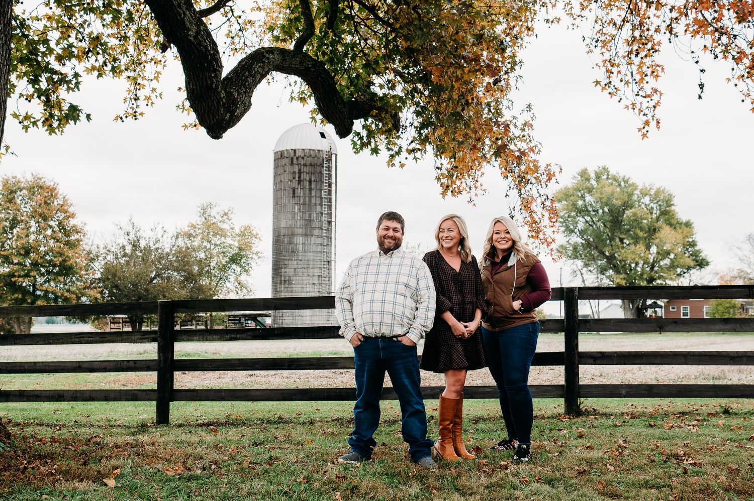 Extended family photos captured by ninefifteenphoto in West Point KY, featuring natural outdoor portraits, group poses, and fun.