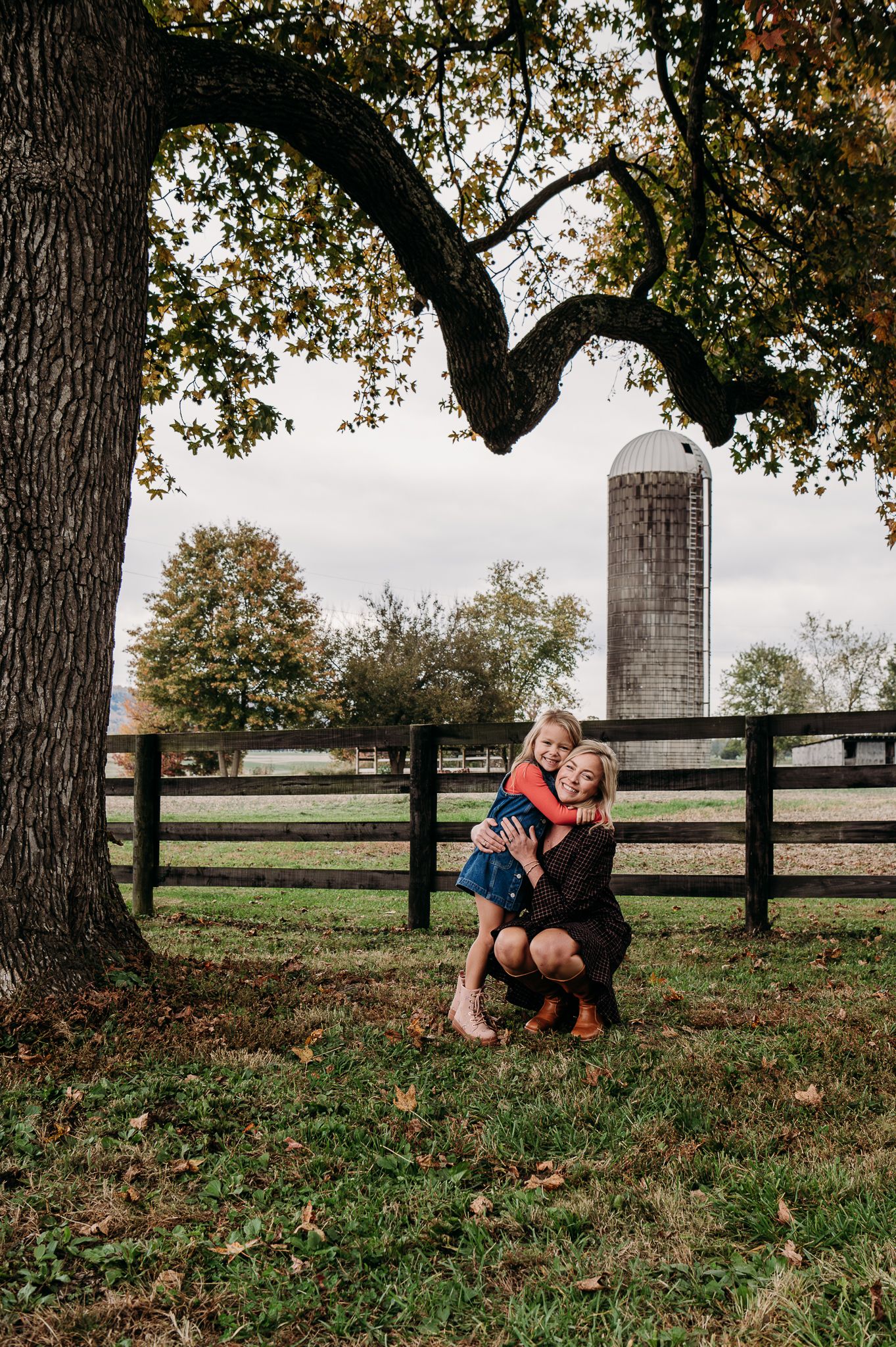 Extended family photos captured by ninefifteenphoto in West Point KY, featuring natural outdoor portraits, group poses, and fun.