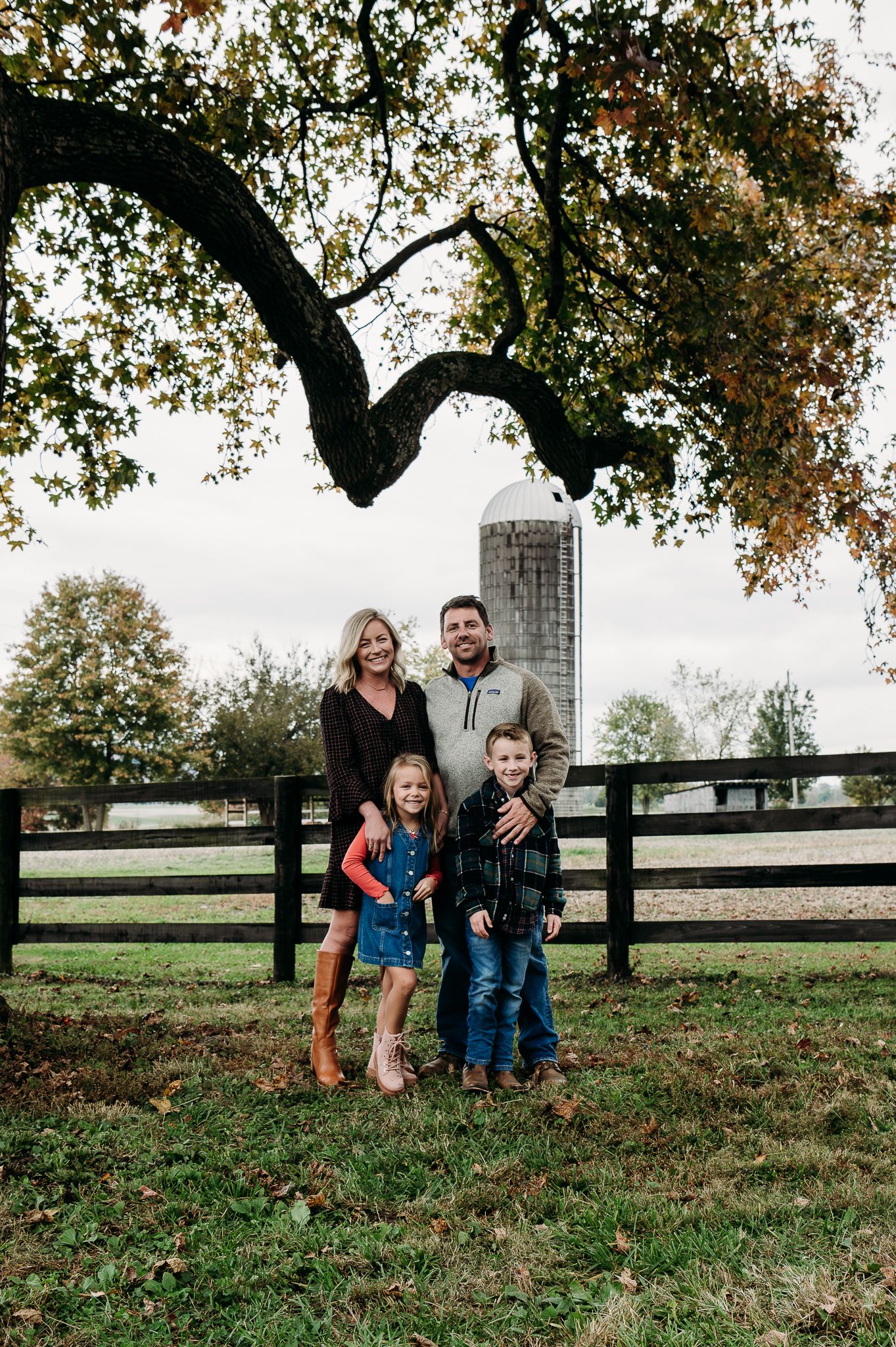 Extended family photos captured by ninefifteenphoto in West Point KY, featuring natural outdoor portraits, group poses, and fun.