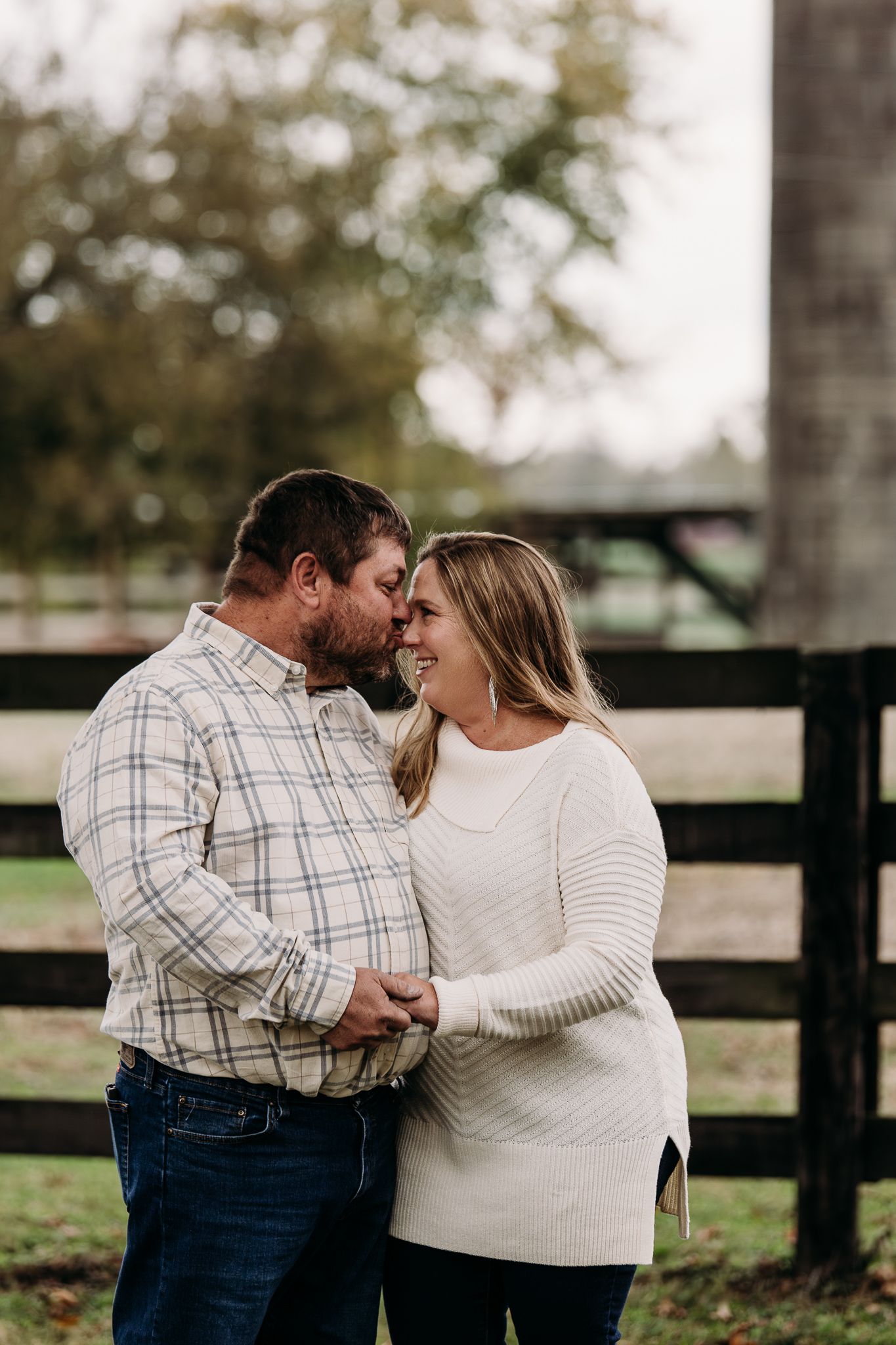 Extended family photos captured by ninefifteenphoto in West Point KY, featuring natural outdoor portraits, group poses, and fun.