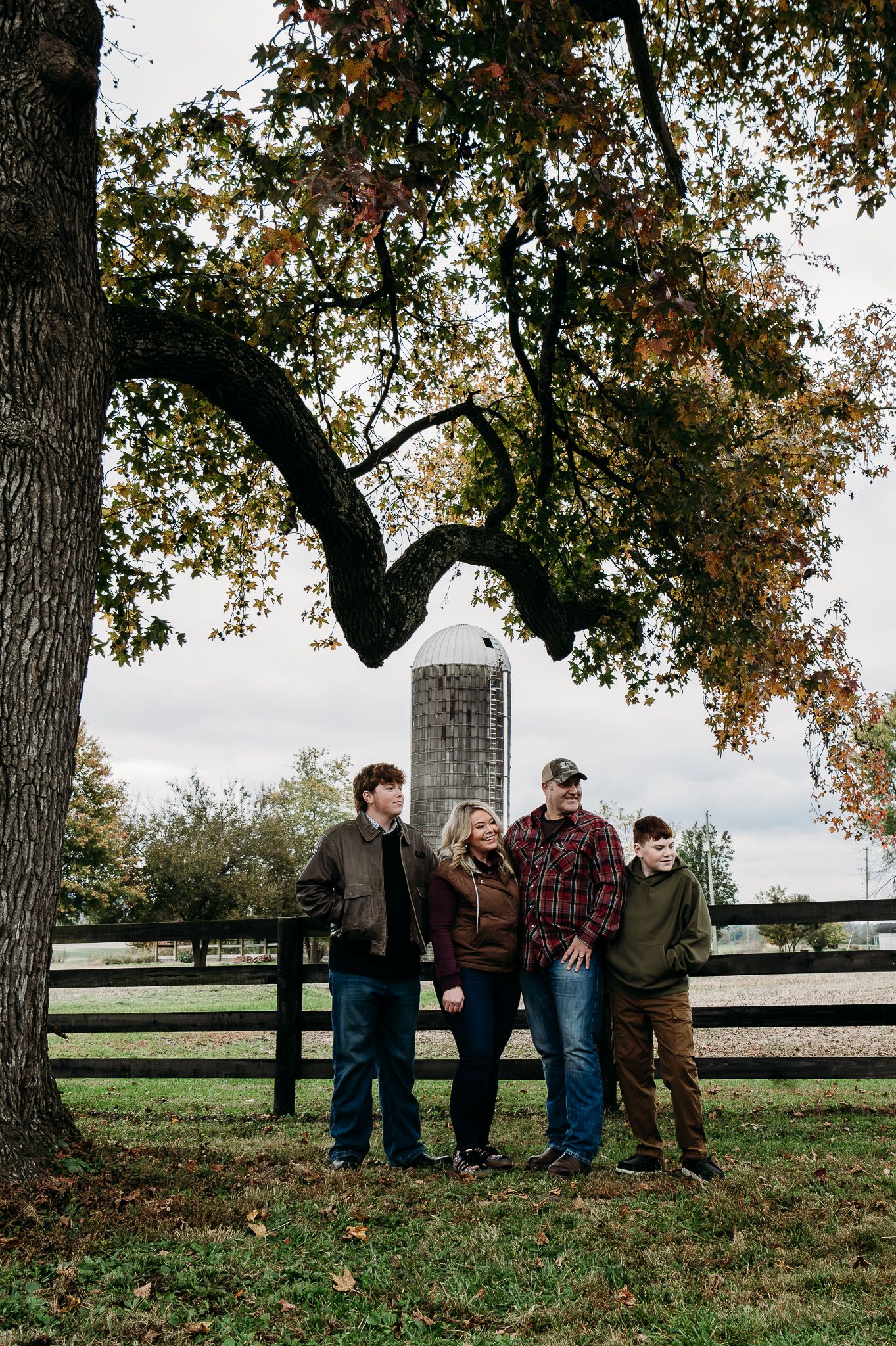 Extended family photos captured by ninefifteenphoto in West Point KY, featuring natural outdoor portraits, group poses, and fun.