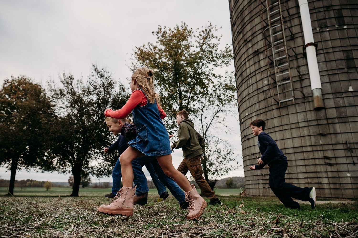 Extended family photos captured by ninefifteenphoto in West Point KY, featuring natural outdoor portraits, group poses, and fun.