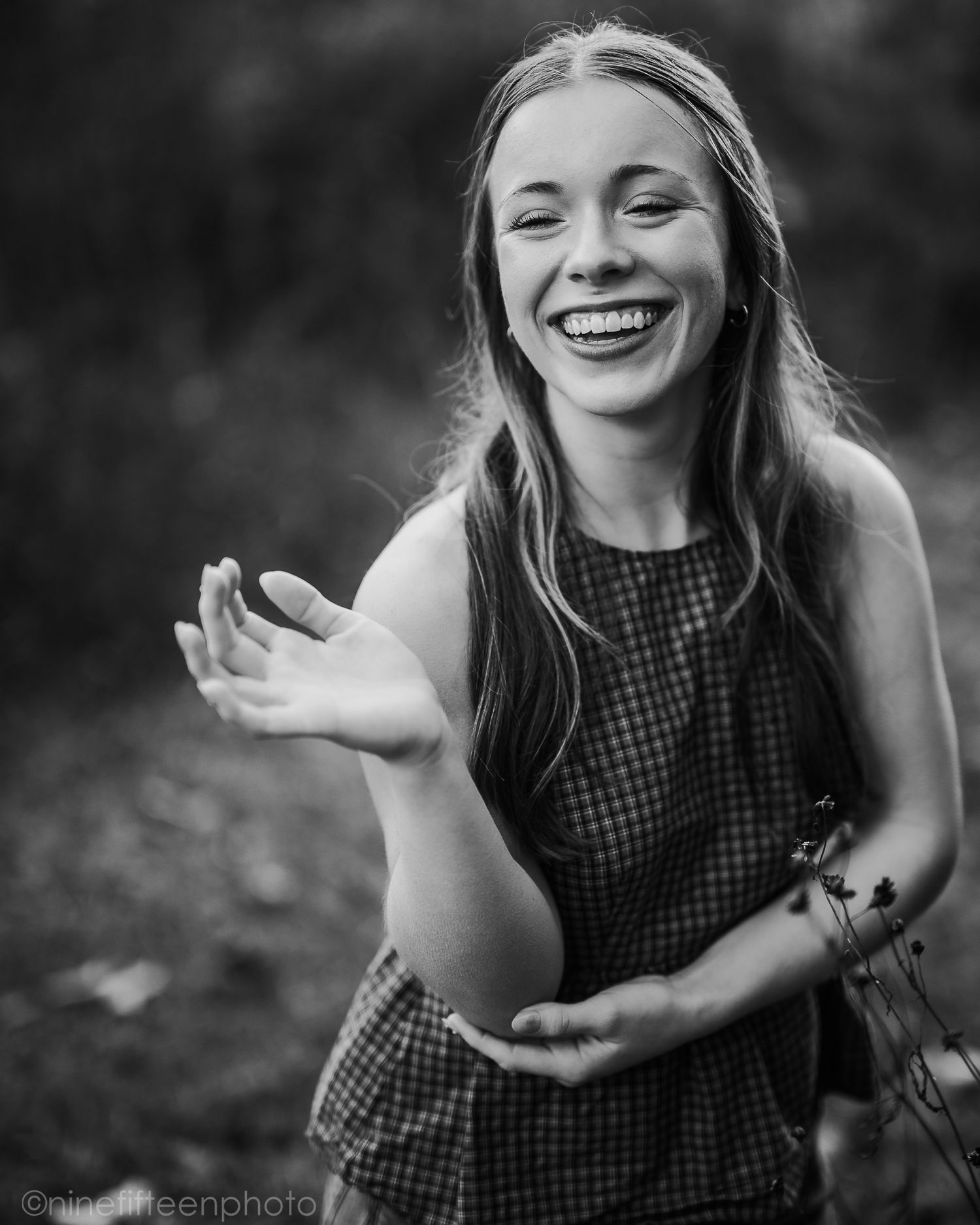 Fall senior photos of a high school girl captured by ninefifteenphoto in Brandenburg KY, featuring golden light, colorful leaves.