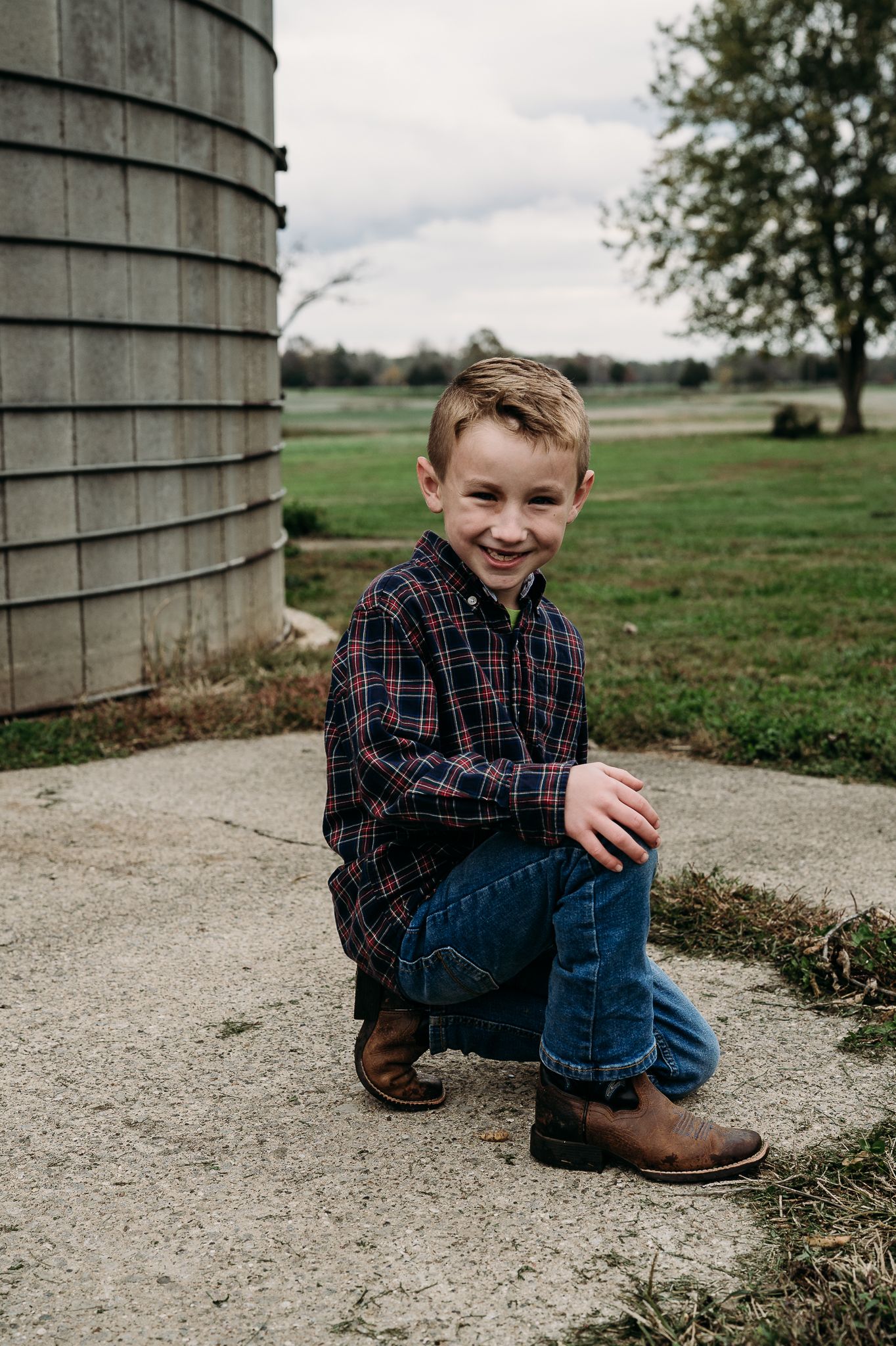Extended family photos captured by ninefifteenphoto in West Point KY, featuring natural outdoor portraits, group poses, and fun.