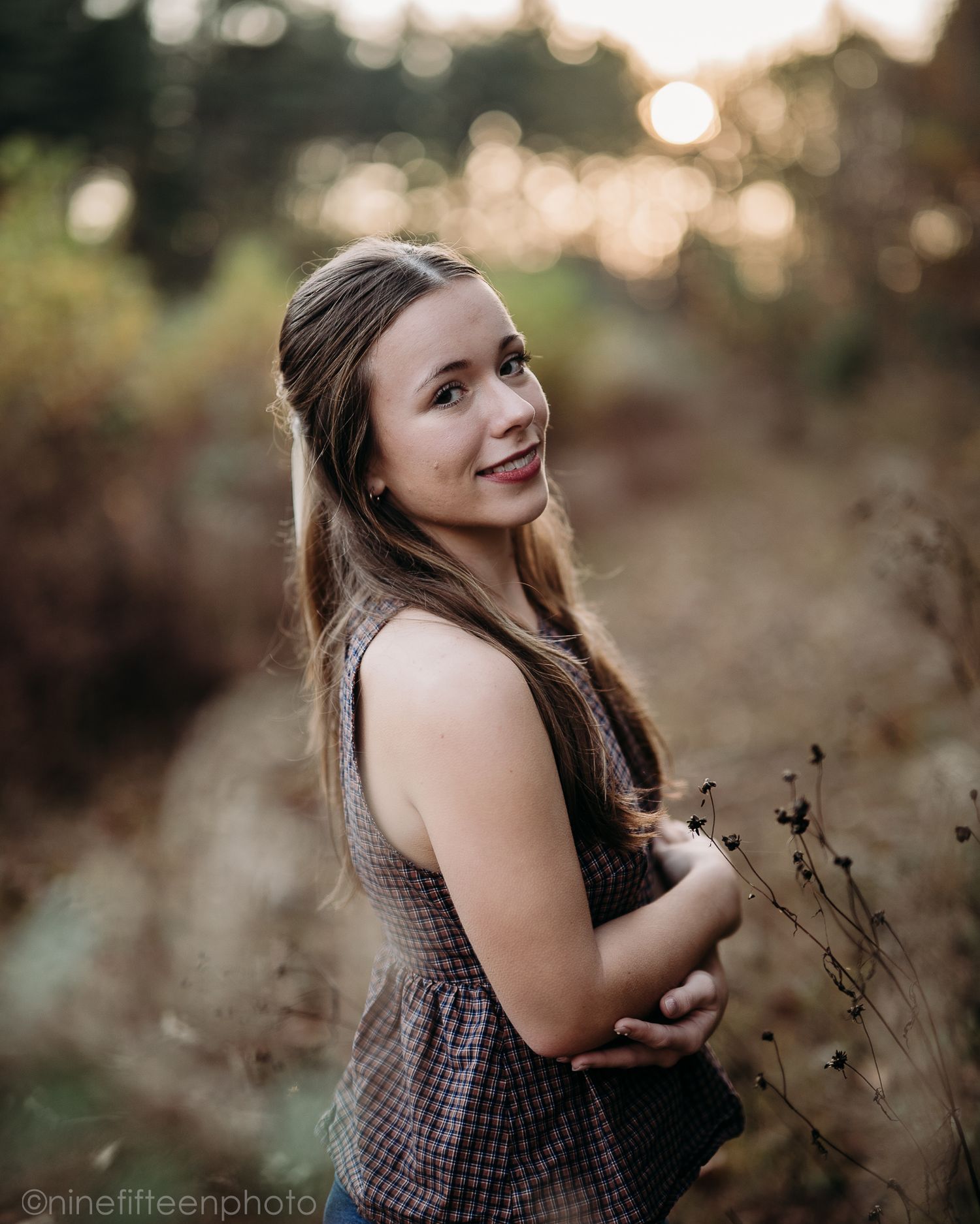 Fall senior photos of a high school girl captured by ninefifteenphoto in Brandenburg KY, featuring golden light, colorful leaves.