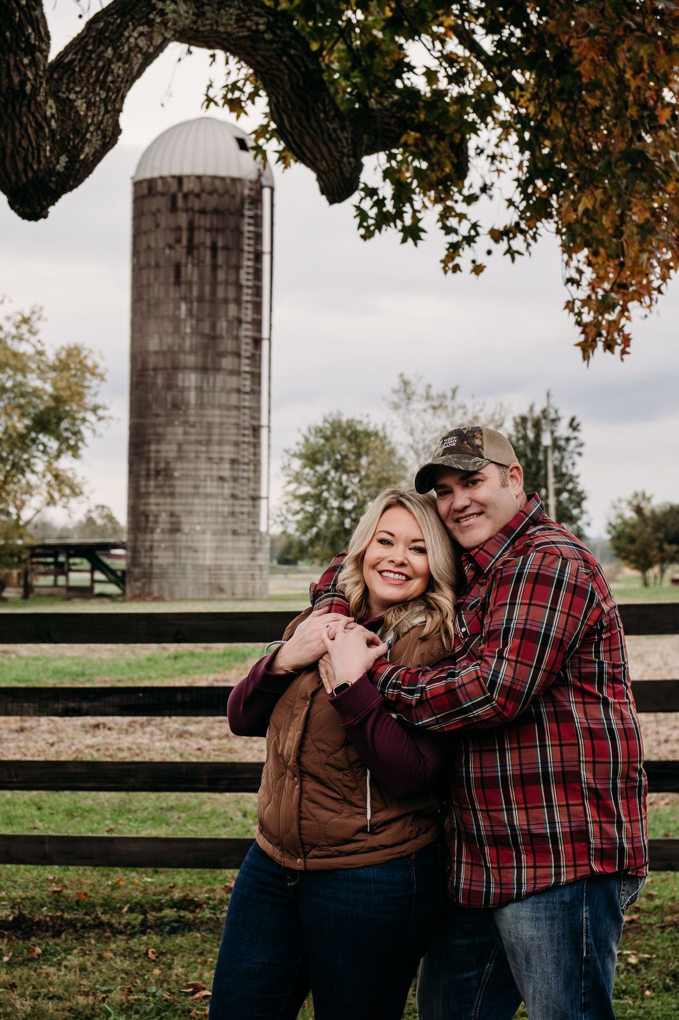 Extended family photos captured by ninefifteenphoto in West Point KY, featuring natural outdoor portraits, group poses, and fun.
